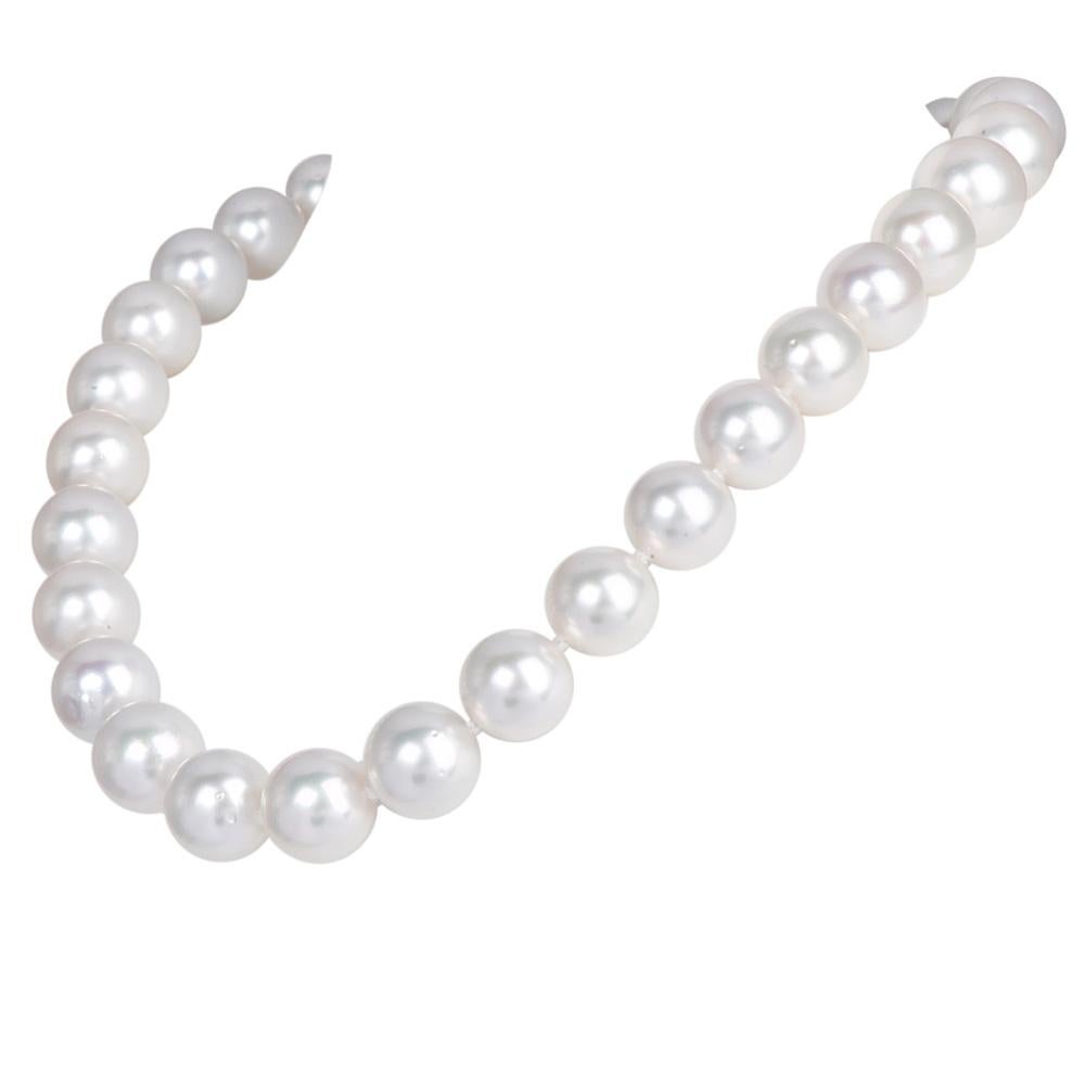 Moderno Collana girocollo di perle dei mari del sud da 13 mm con chiusura in oro con diamanti in vendita
