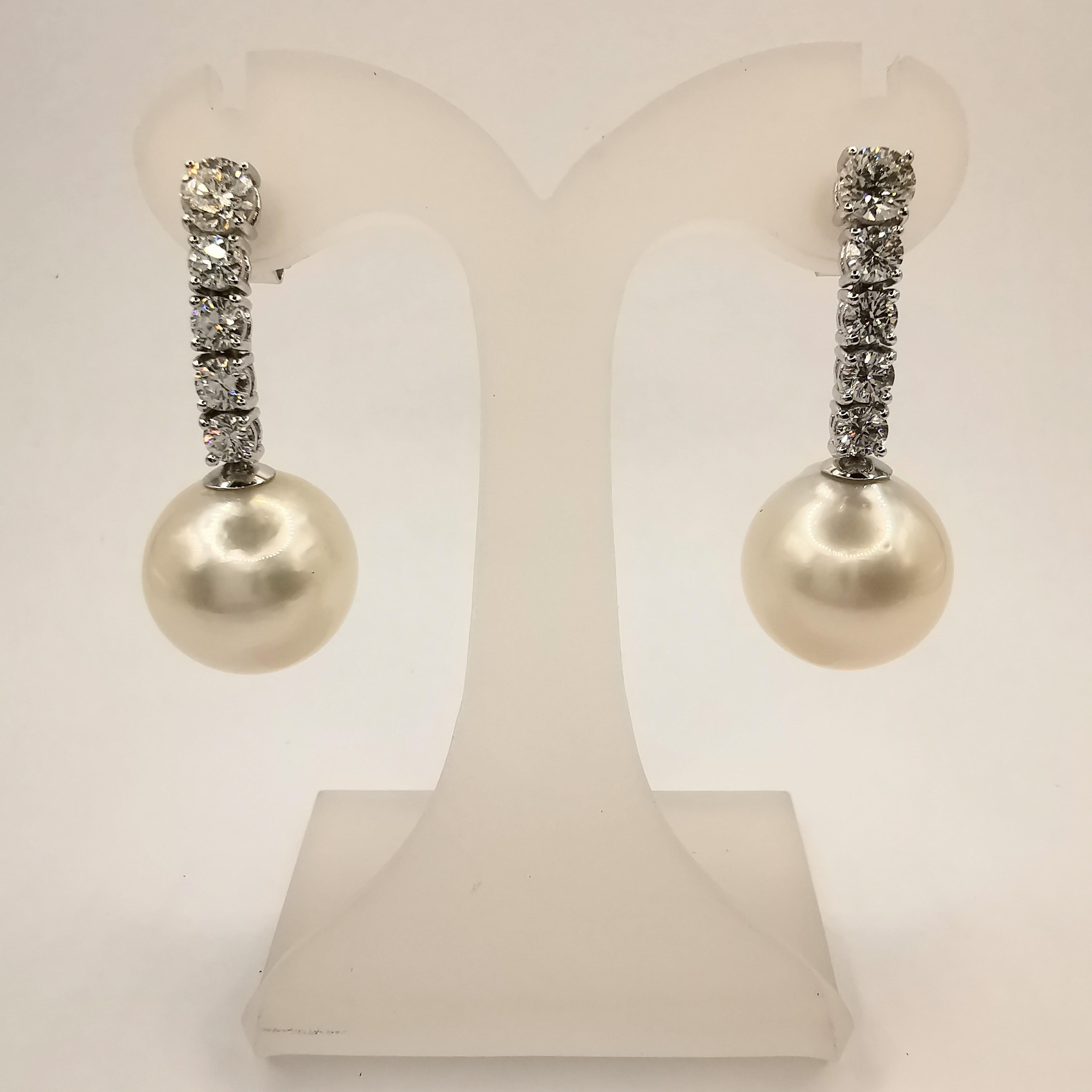 South Sea Pearl Diamond Drop Earrings in 18k White Gold In New Condition For Sale In Wan Chai District, HK