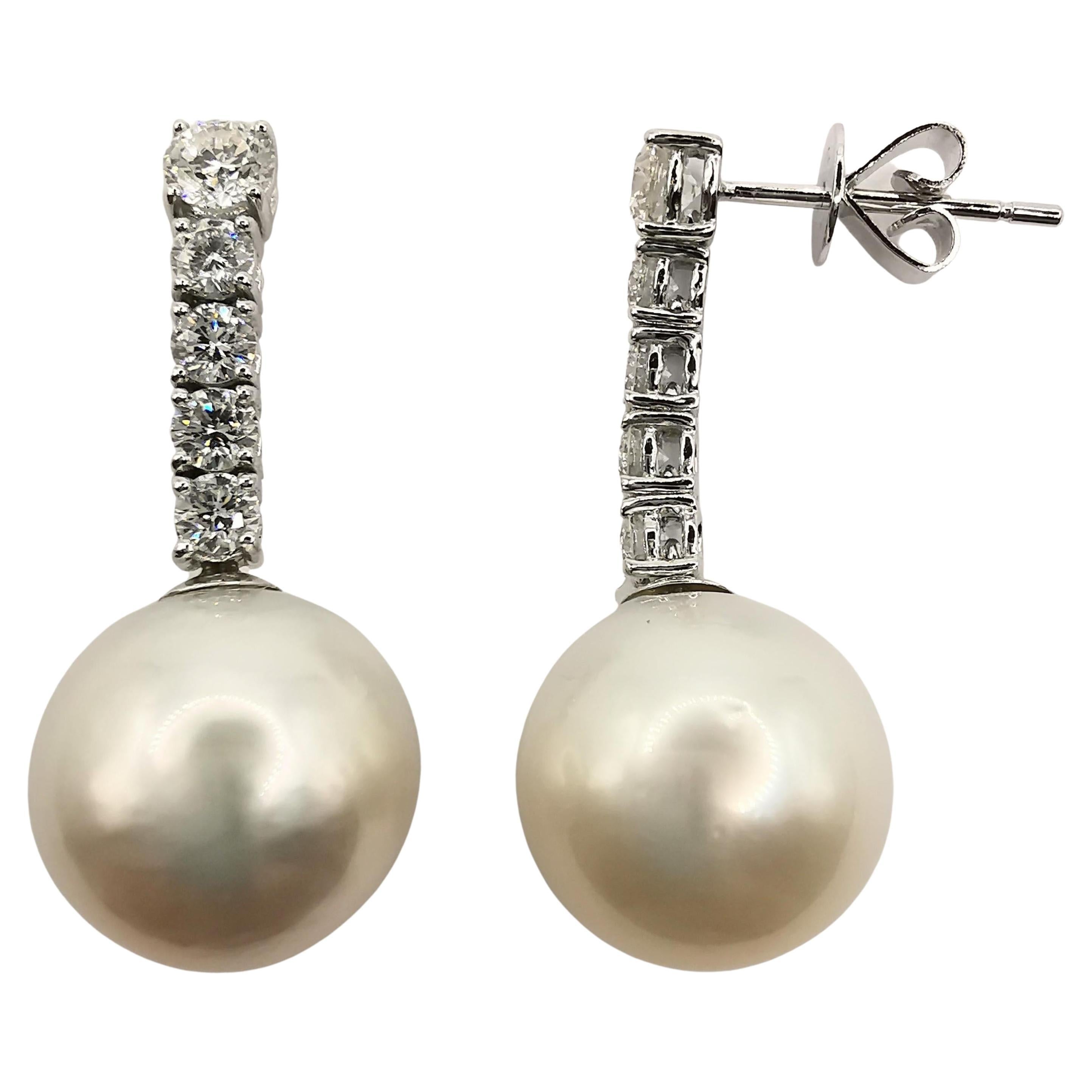 Boucles d'oreilles pendantes en or blanc 18 carats avec perles des mers du Sud et diamants