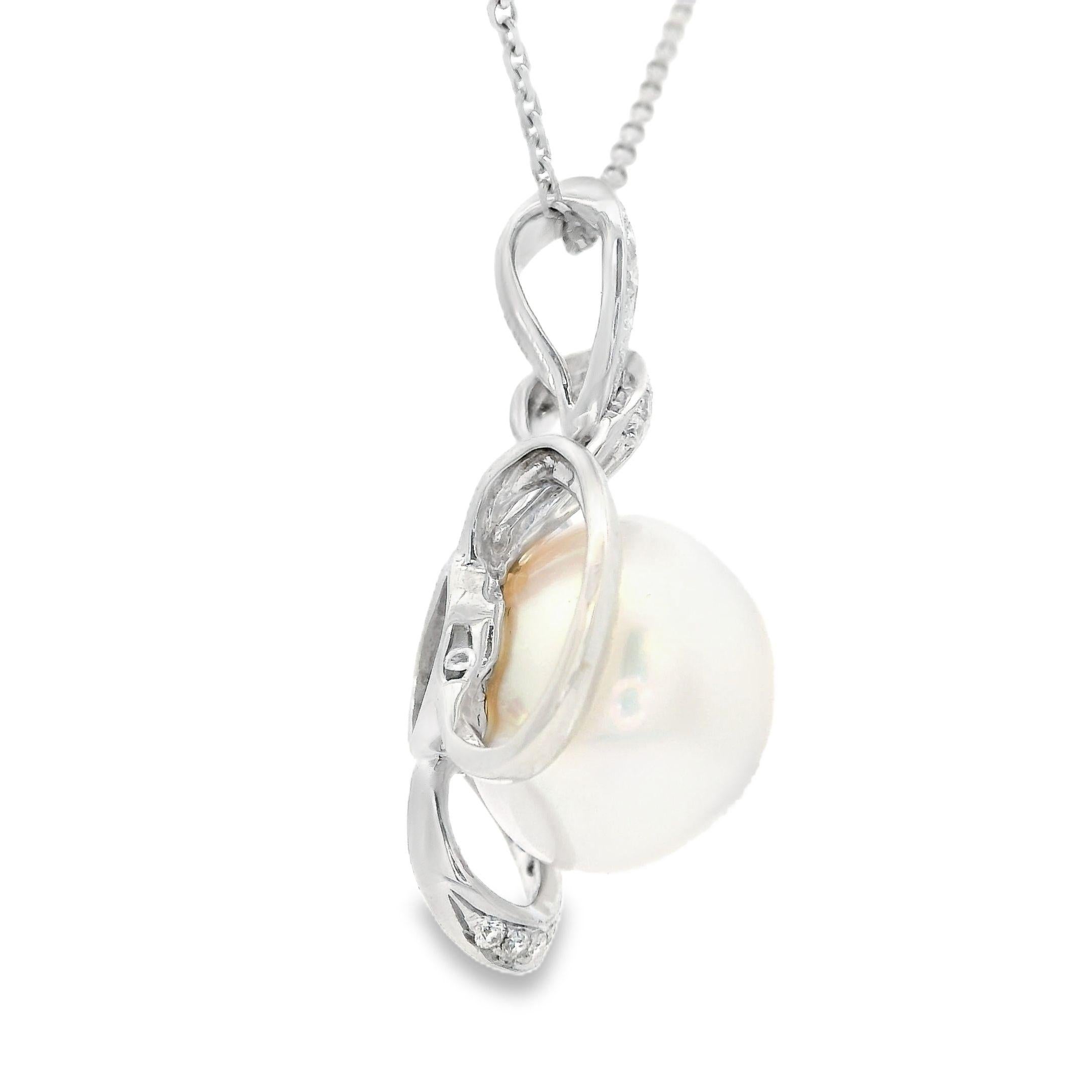 Contemporaneo Ciondolo con diamante e perla dei mari del sud da 13 mm in oro bianco da 18 carati in vendita