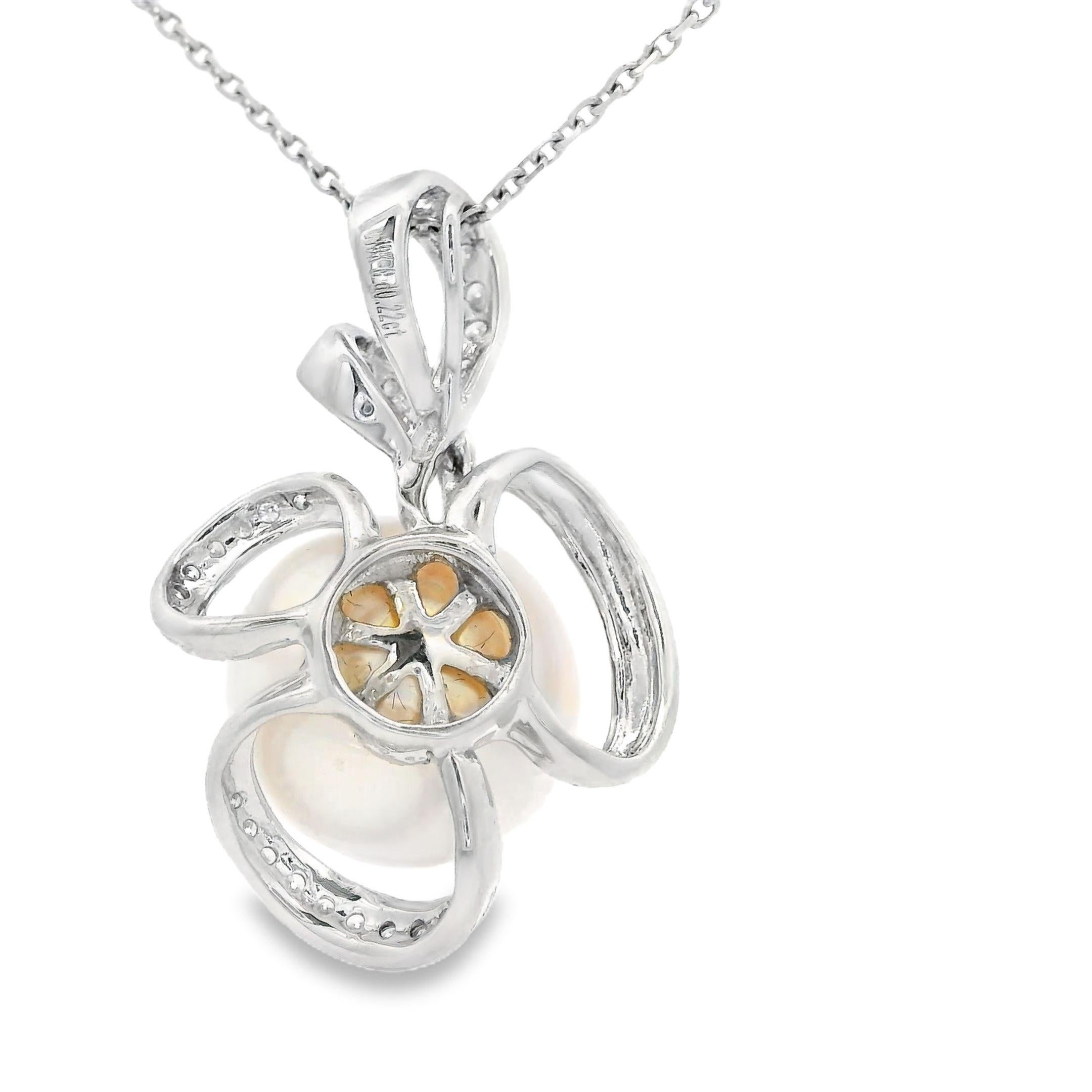 Taglio rotondo Ciondolo con diamante e perla dei mari del sud da 13 mm in oro bianco da 18 carati in vendita