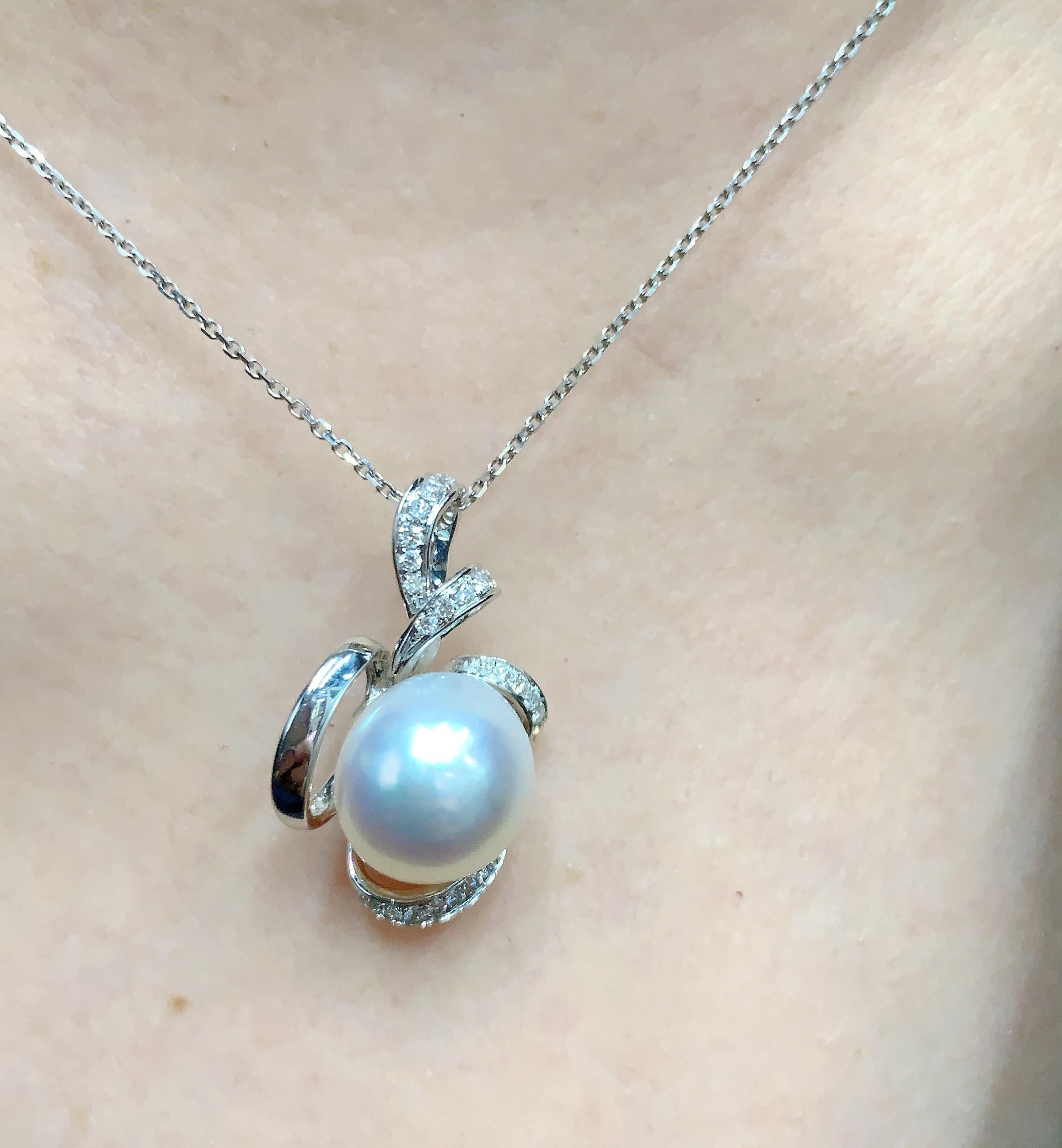 Donna Ciondolo con diamante e perla dei mari del sud da 13 mm in oro bianco da 18 carati in vendita