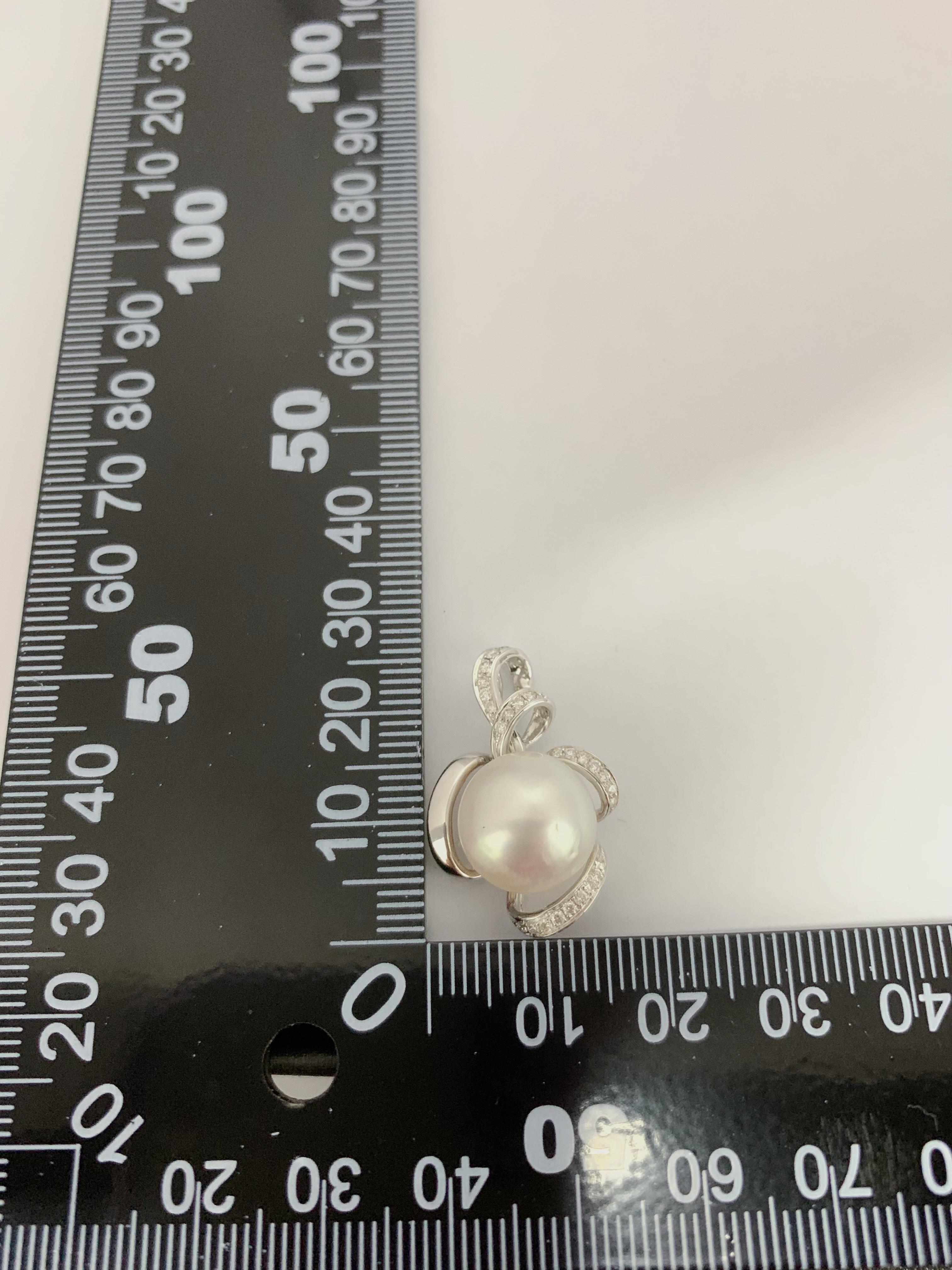Ciondolo con diamante e perla dei mari del sud da 13 mm in oro bianco da 18 carati in vendita 1