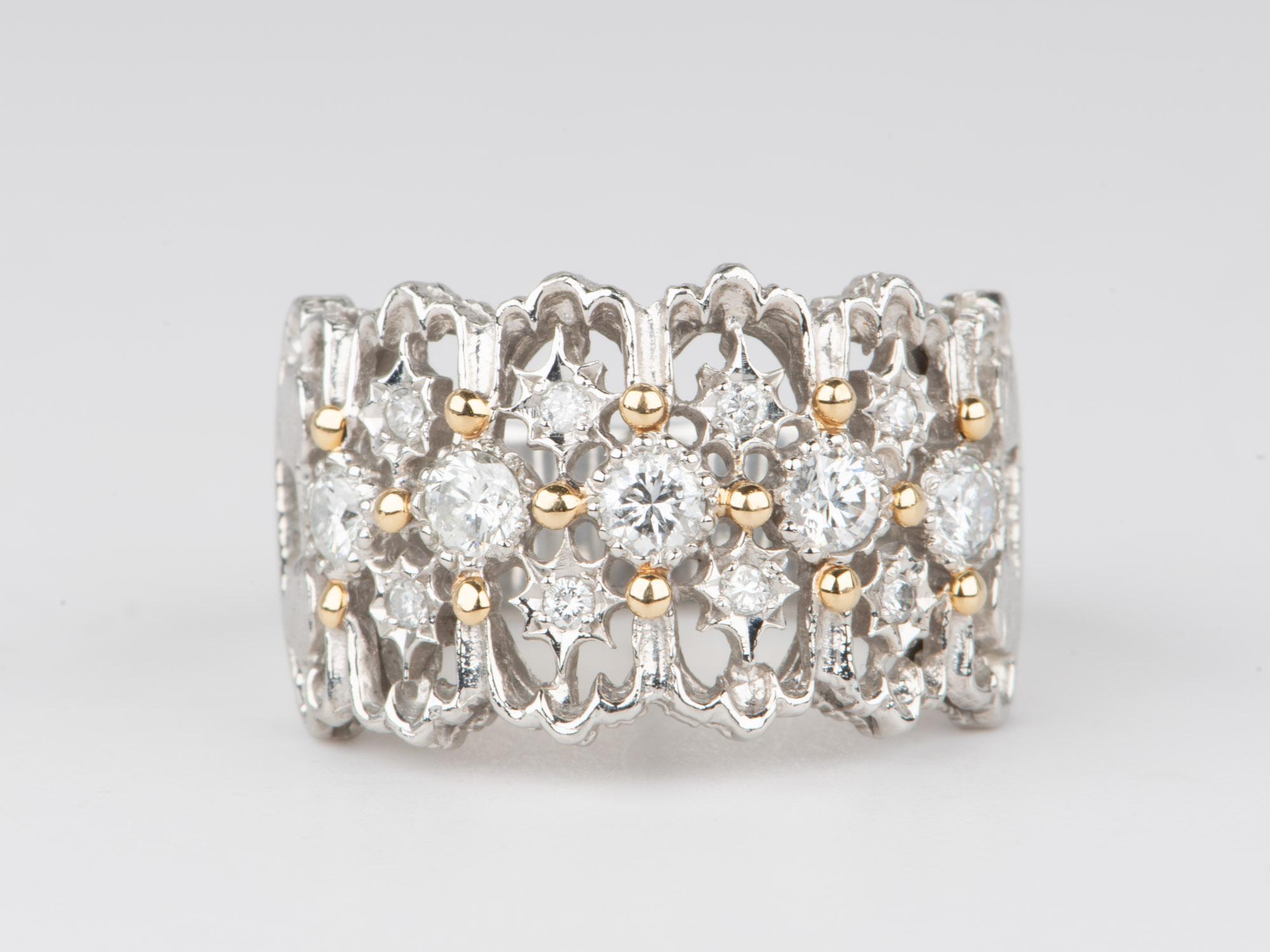  Adorna il tuo dito con la nostra elegante fascia di diamanti larga 13 mm con un design ispirato al cielo. Realizzato in modo perfetto con texture uniche e accenti in oro giallo 18 carati, questo squisito anello ti farà sentire la star dello