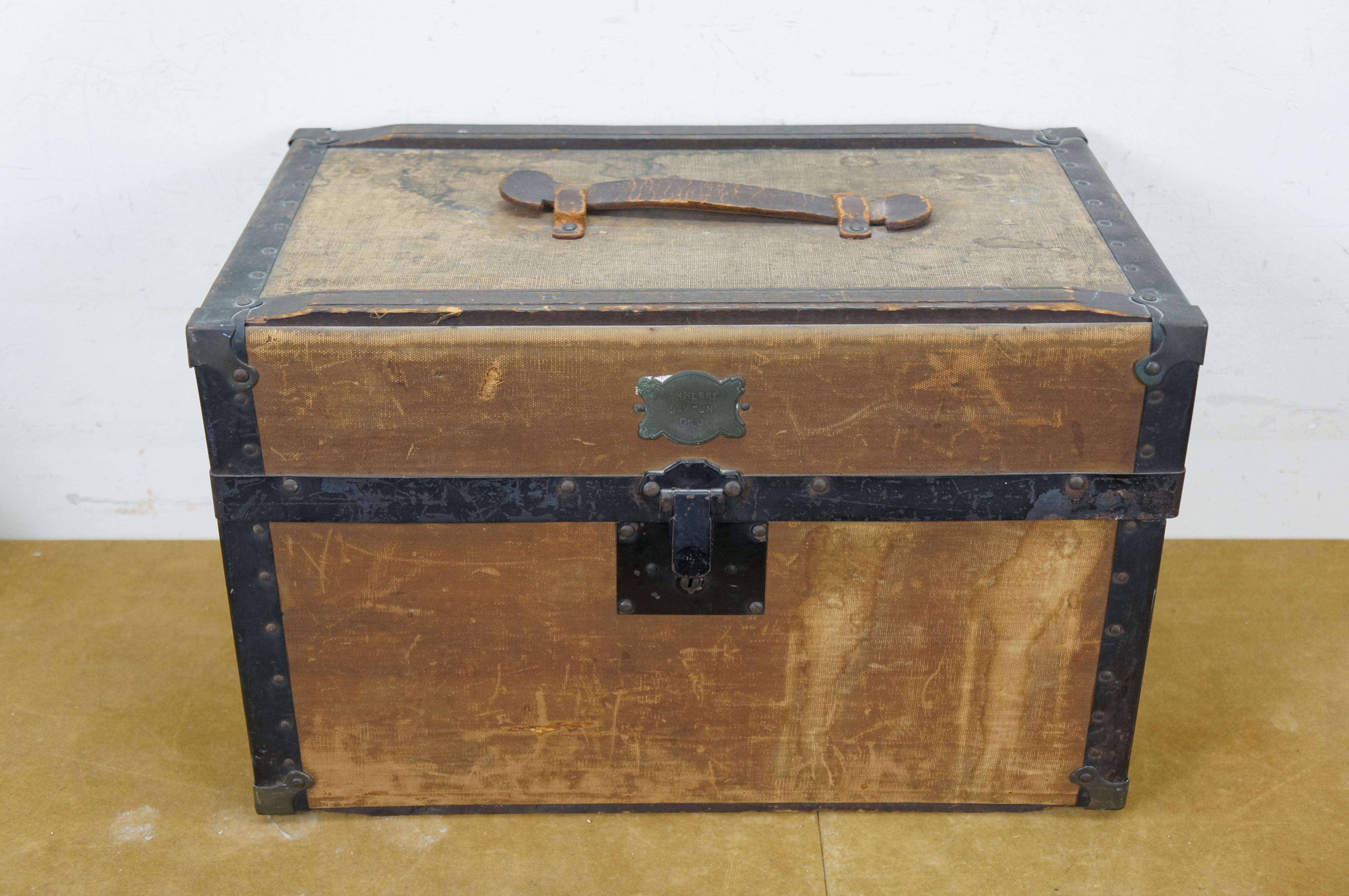 13 pezzi antica banda musicale tedesca Pettibone Bros Uniforme da canto con elmo a spillo Kepi Trunk In condizioni discrete in vendita a Dayton, OH