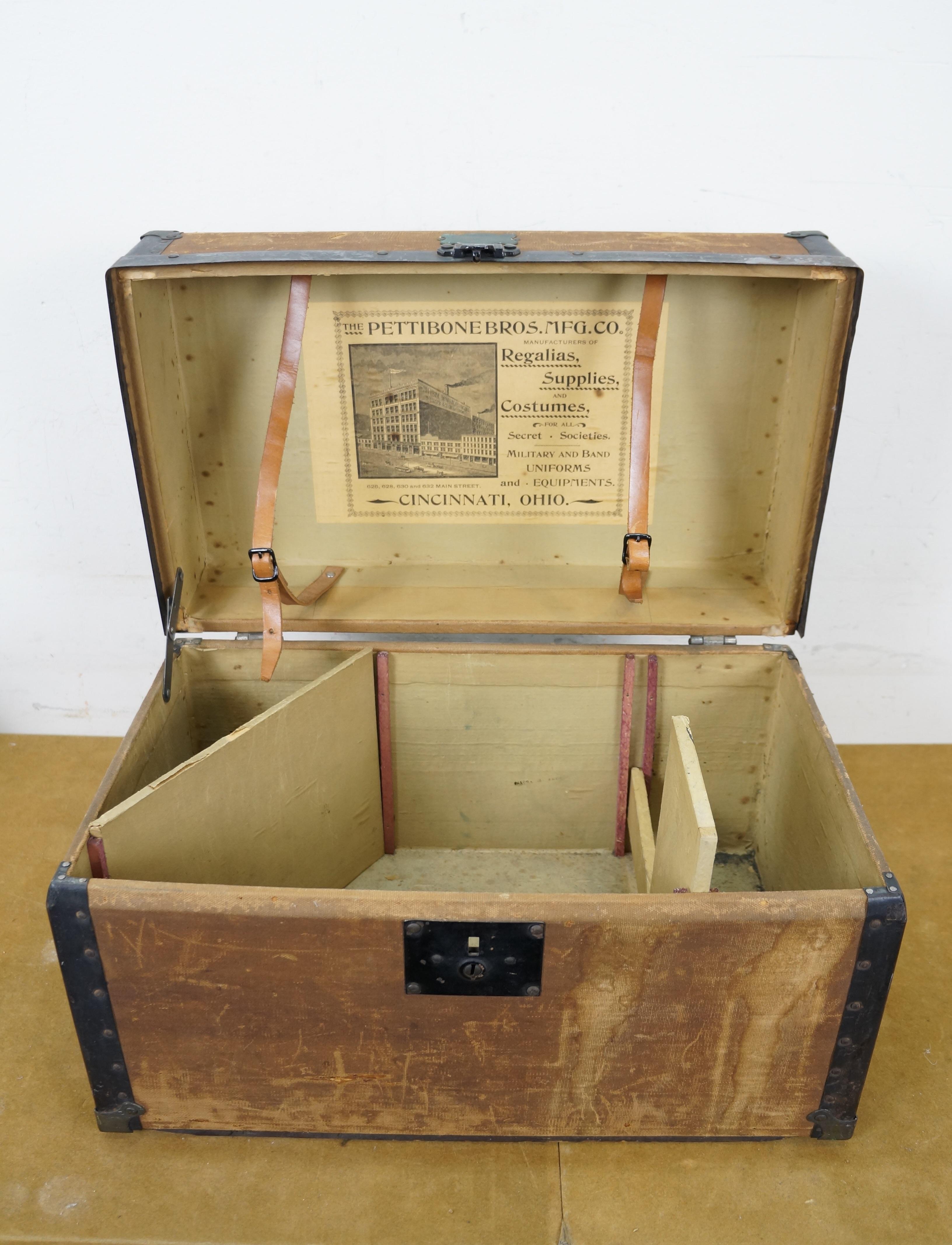 Tessuto 13 pezzi antica banda musicale tedesca Pettibone Bros Uniforme da canto con elmo a spillo Kepi Trunk in vendita