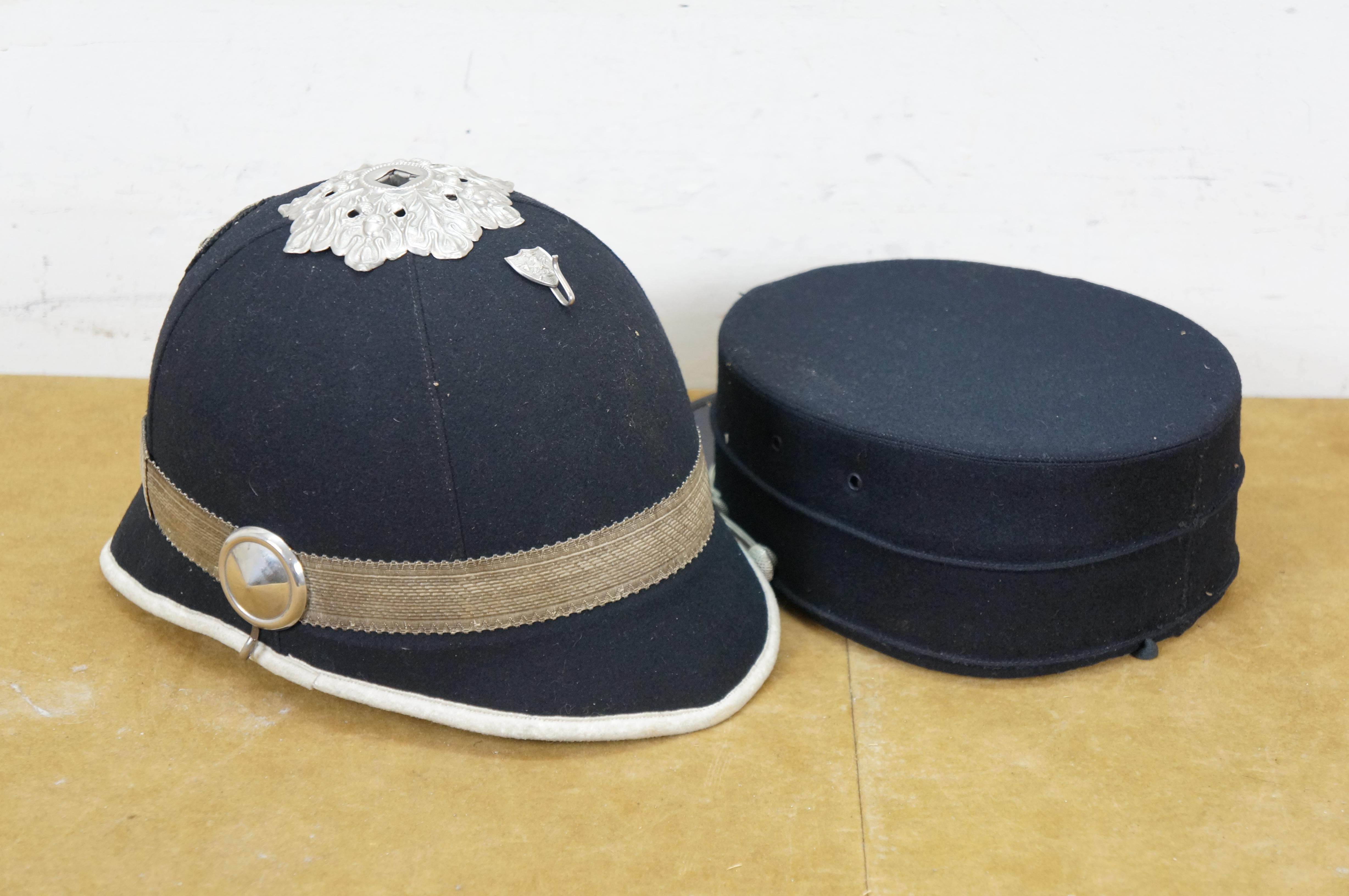 13 pezzi antica banda musicale tedesca Pettibone Bros Uniforme da canto con elmo a spillo Kepi Trunk in vendita 1