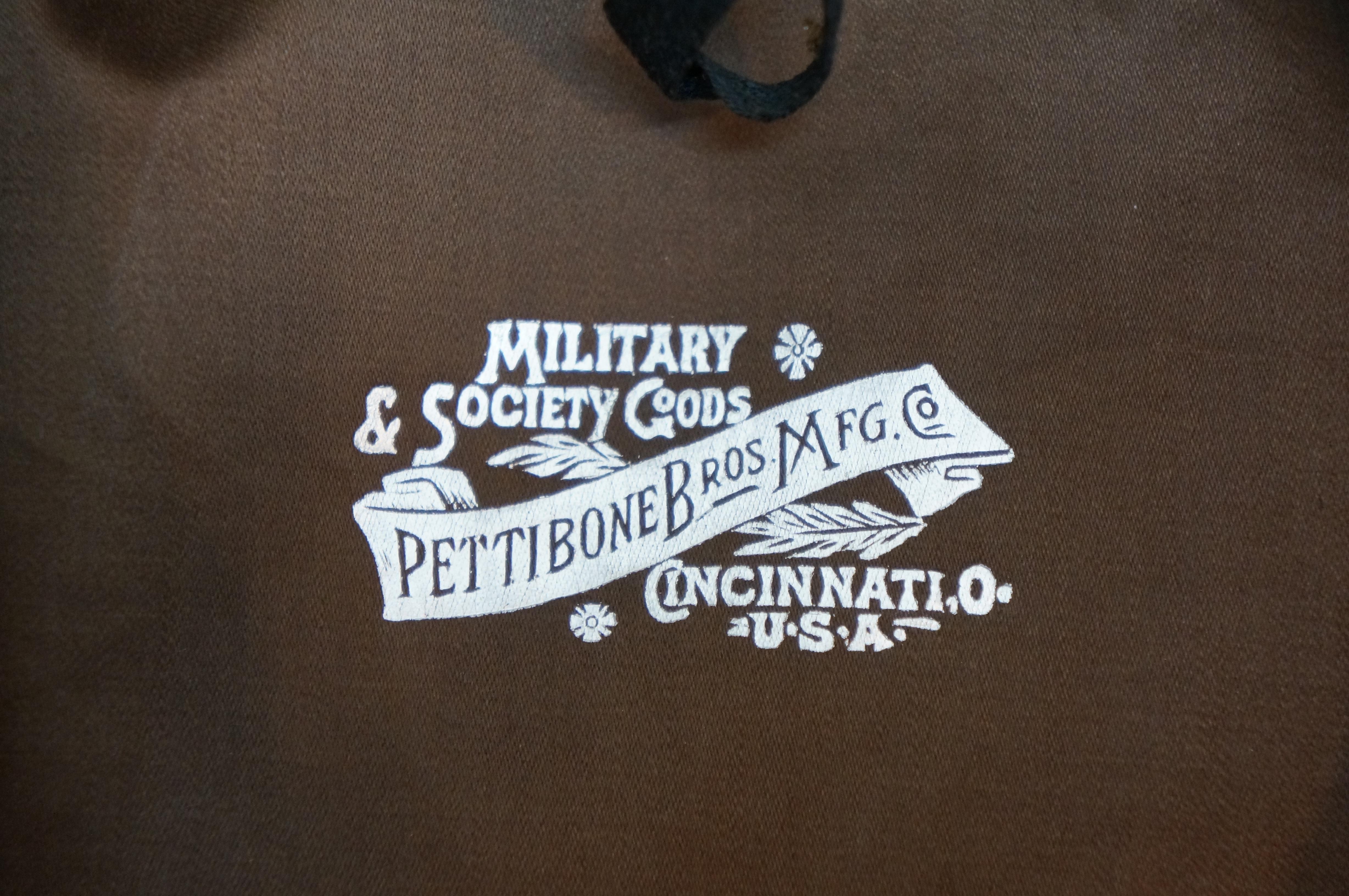 13 pezzi antica banda musicale tedesca Pettibone Bros Uniforme da canto con elmo a spillo Kepi Trunk in vendita 3