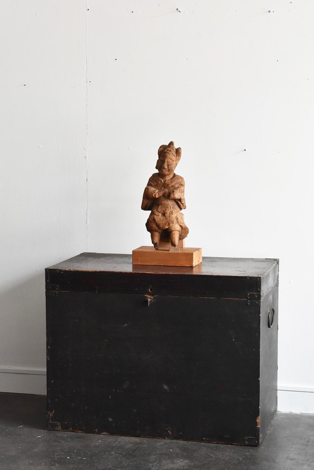 It is an old Japanese wooden Buddha statue.
It has been a long time since the main body was produced.
Probably from the 13th to 16th centuries.

This is the statue of the god who came in armor.
In Buddhism, there are gods called 