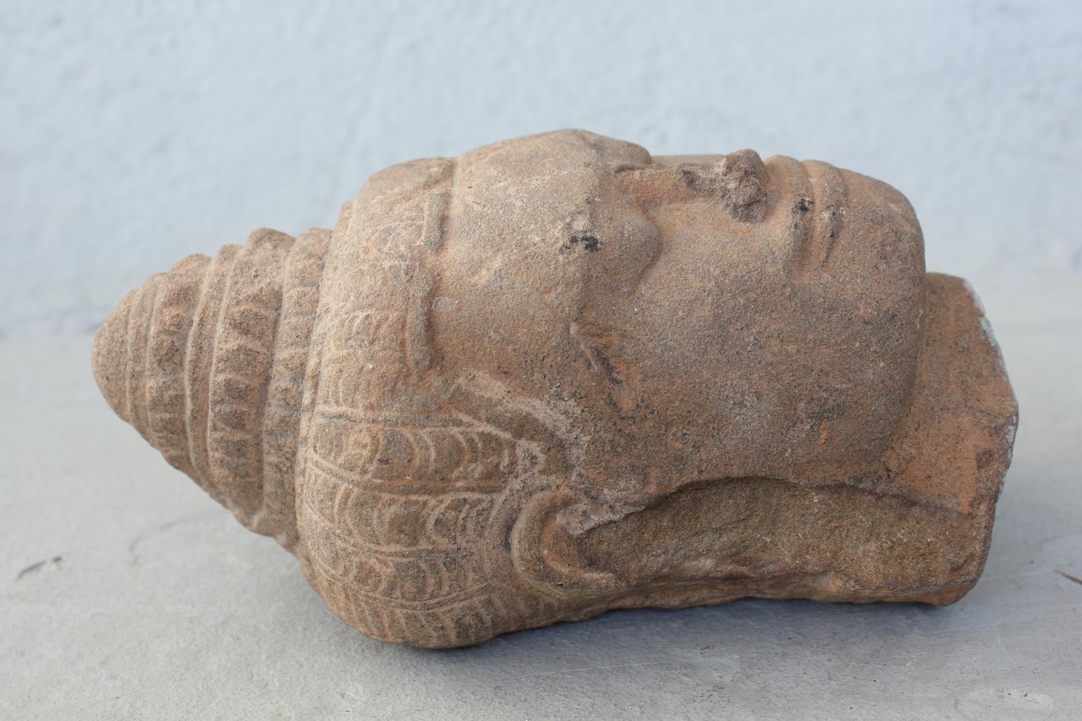 13th Century Buddha Head Sculpture in Sandstone For Sale 4