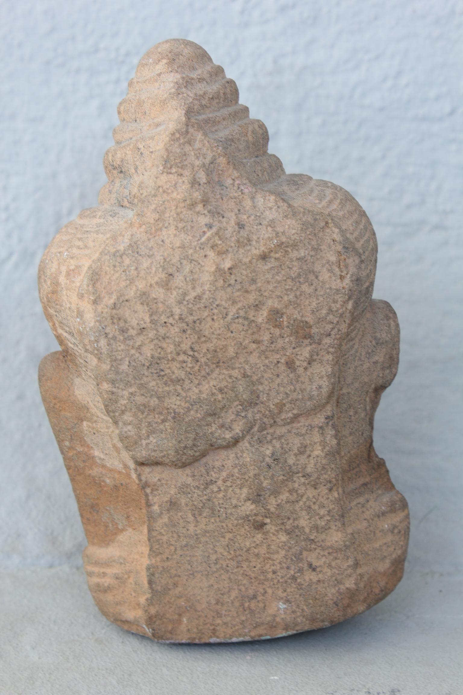 13th Century Buddha Head Sculpture in Sandstone In Good Condition For Sale In Marseille, FR