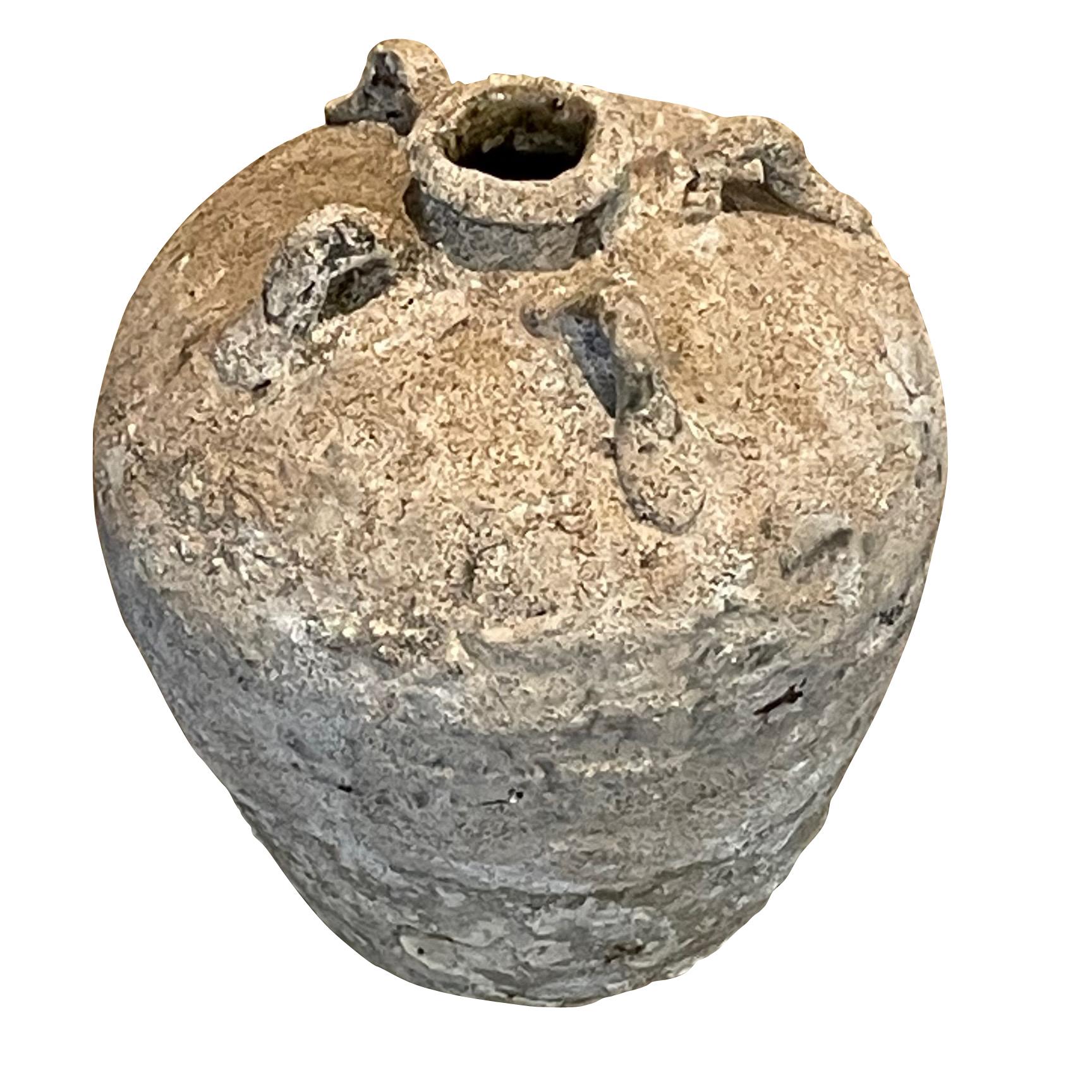 Piccola imbarcazione da naufragio a quattro manici della Cina della dinastia Song del XIII secolo.
Bella e naturale patina dovuta all'immersione in acqua.
Fa parte di una vasta collezione di ceramiche naufragate di diversi stili e forme.