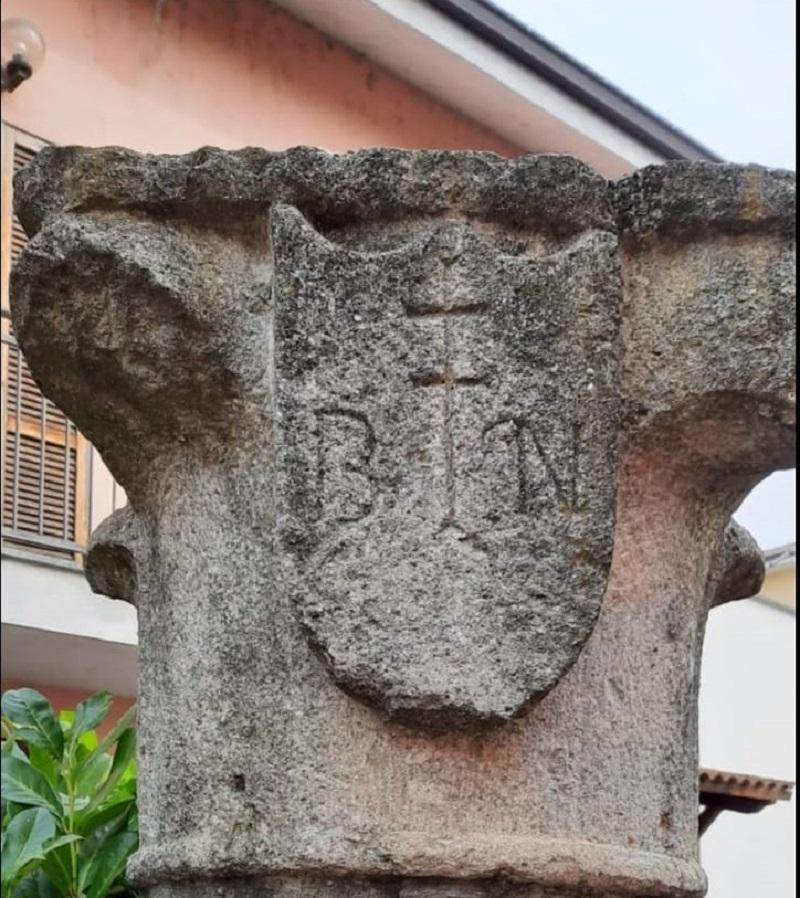 Rare Italian antique medieval hand carved grey stone large column. Typical decorations carved in stone of medieval taste. The capital has a coat of arms with a cross of Lorraine and two B / N initials. Probably the initials are of two important
