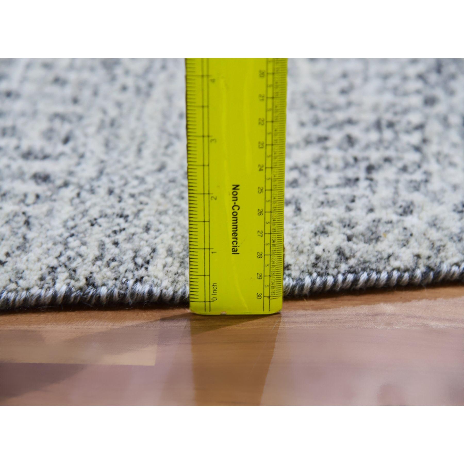13'x13' Gainsboro Grauer handgeknüpfter runder Teppich aus organischer, unbefärbter Wolle in Grasdesign im Angebot 3