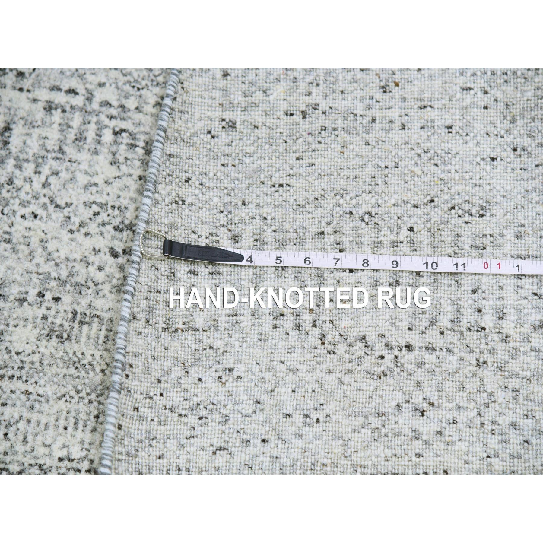13'x13' Gainsboro Grauer handgeknüpfter runder Teppich aus organischer, unbefärbter Wolle in Grasdesign im Angebot 4