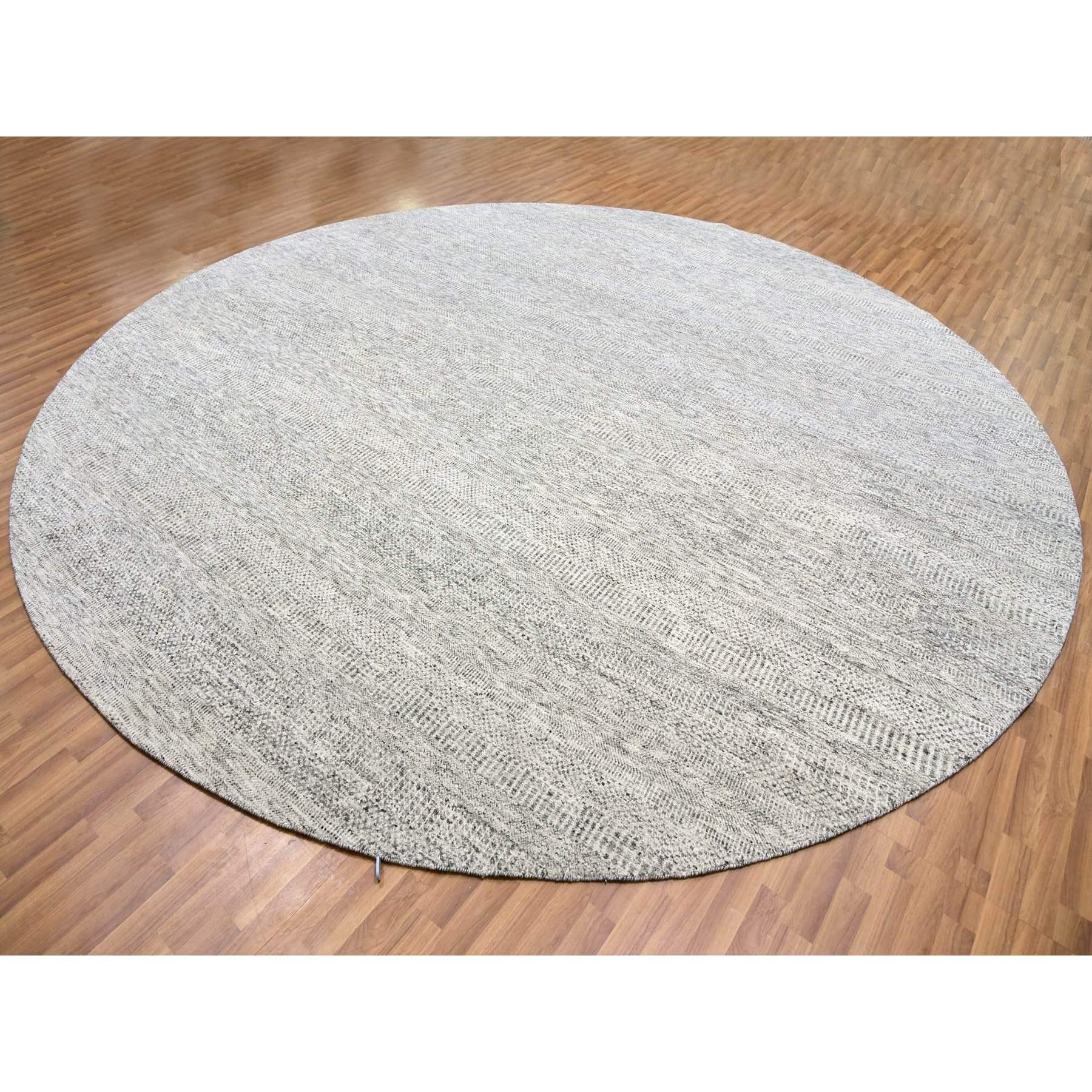 13'x13' Gainsboro Grauer handgeknüpfter runder Teppich aus organischer, unbefärbter Wolle in Grasdesign (Mittelalterlich) im Angebot
