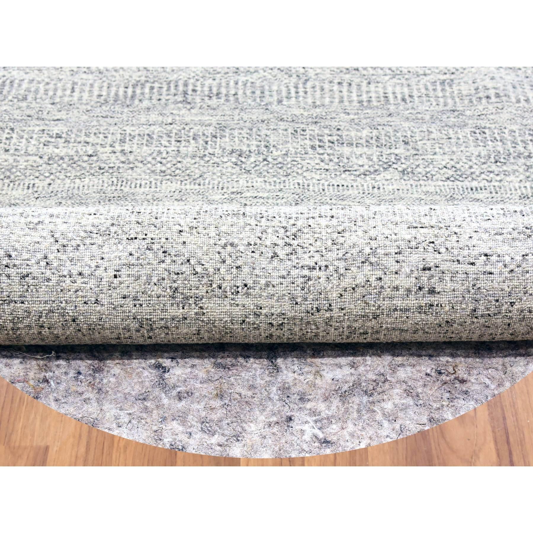 13'x13' Gainsboro Grauer handgeknüpfter runder Teppich aus organischer, unbefärbter Wolle in Grasdesign (Indisch) im Angebot