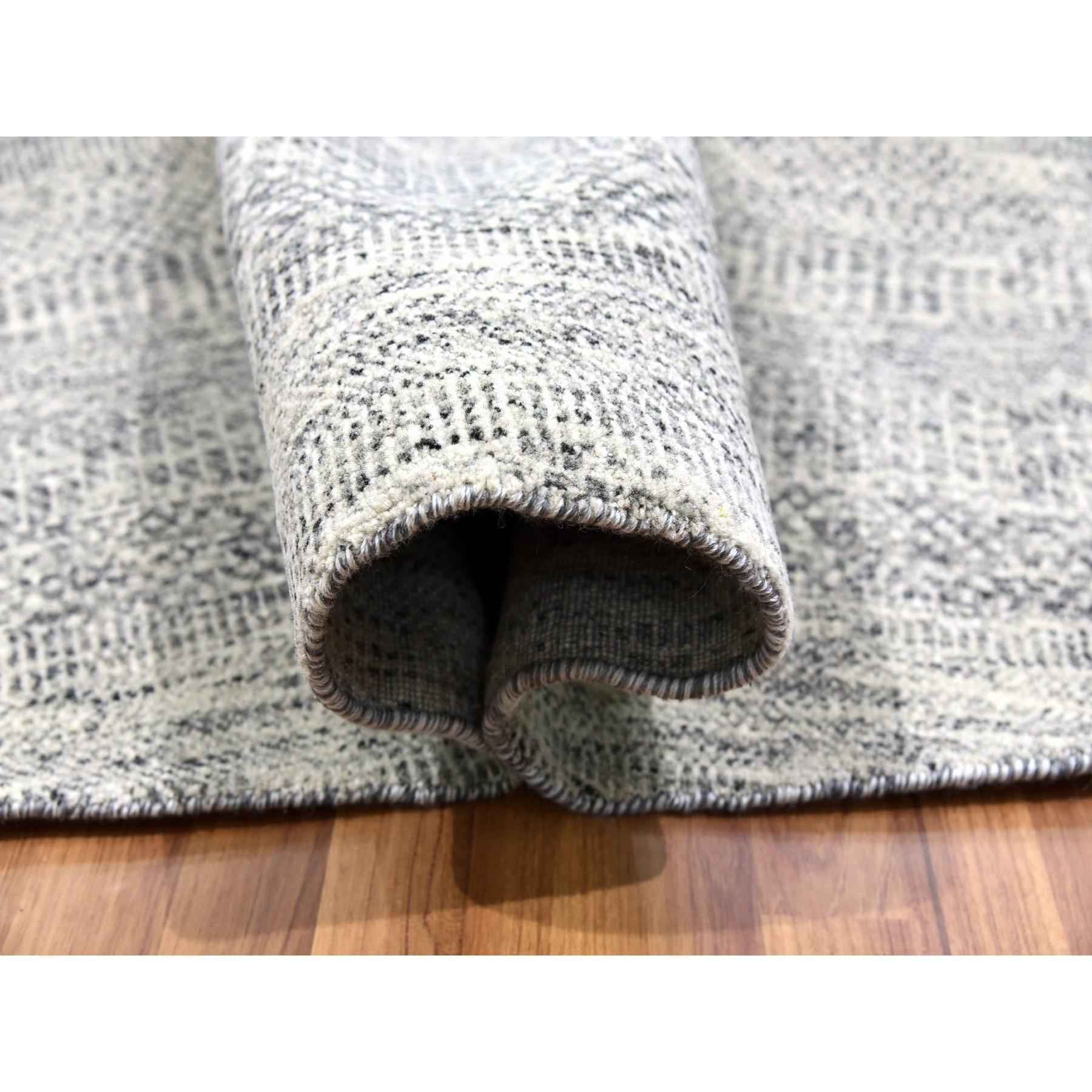 13'x13' Gainsboro Grauer handgeknüpfter runder Teppich aus organischer, unbefärbter Wolle in Grasdesign (Handgeknüpft) im Angebot