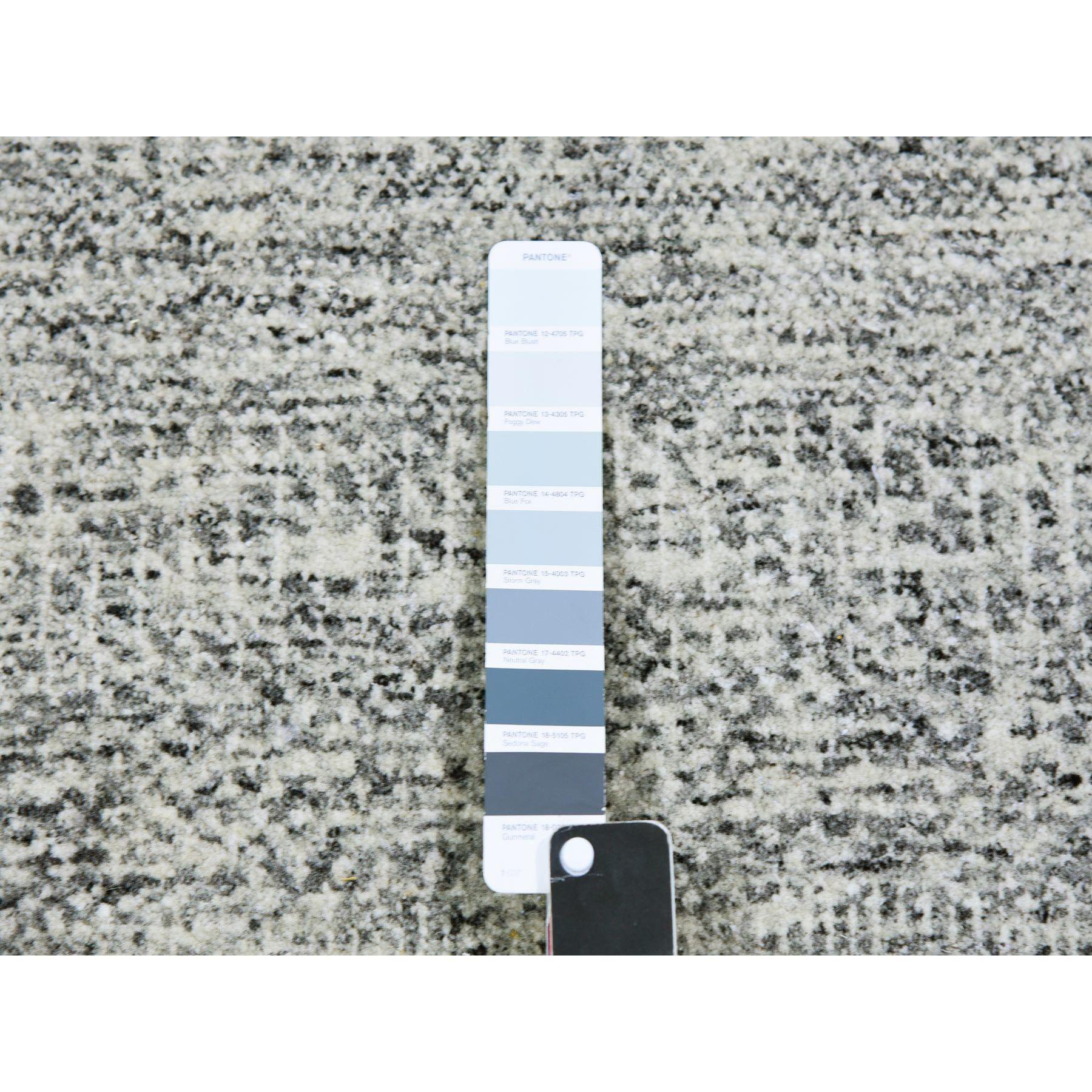 13'x13' Gainsboro Grauer handgeknüpfter runder Teppich aus organischer, unbefärbter Wolle in Grasdesign (21. Jahrhundert und zeitgenössisch) im Angebot