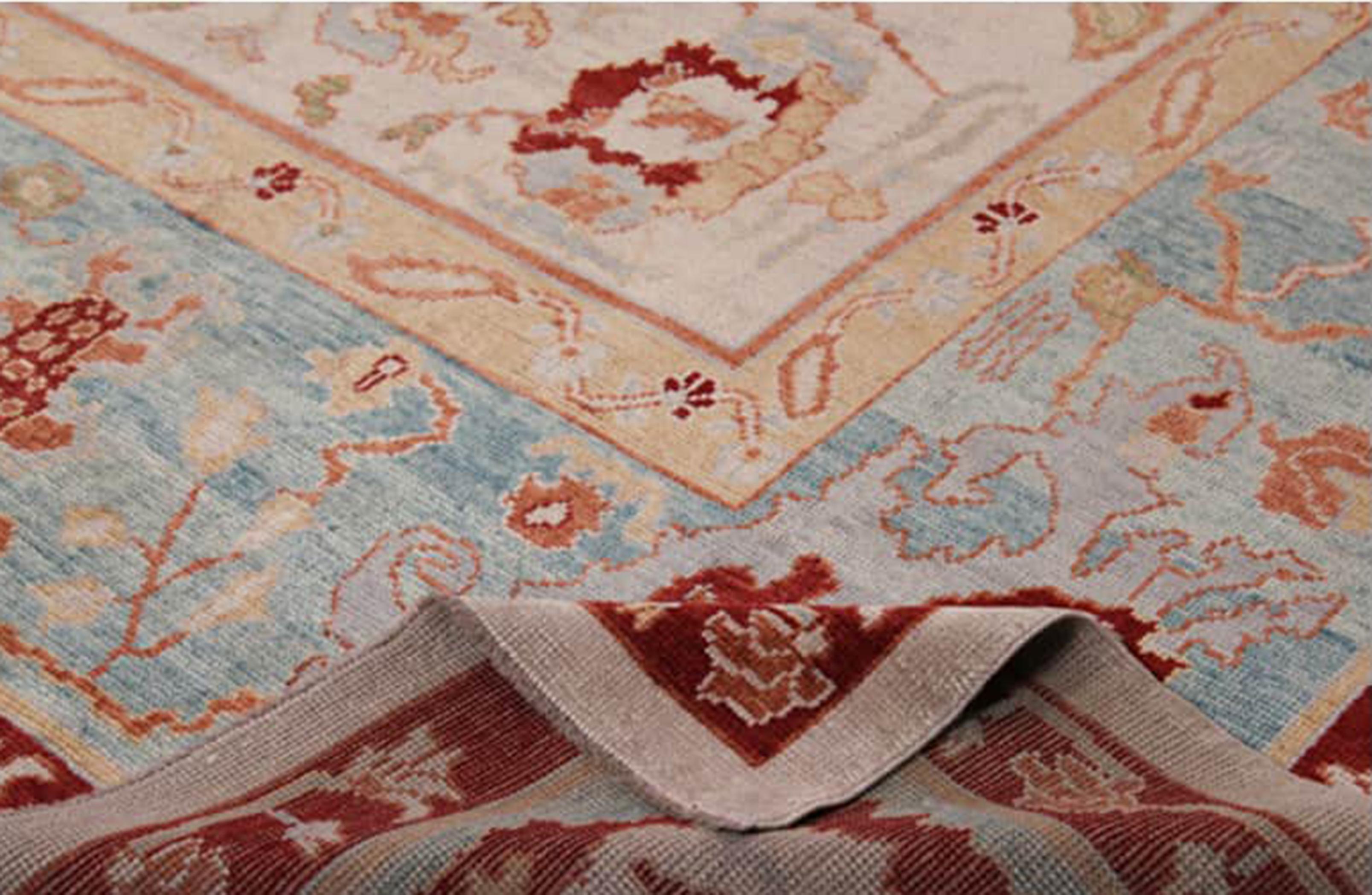 Bringen Sie einen Hauch von Wärme und Eleganz in Ihr Zuhause mit der zeitlosen Schönheit dieses türkischen Teppichs im Format 13x15. Dieser Teppich wird in der Türkei mit klassischen Techniken handgeknüpft und zeichnet sich durch außergewöhnliche