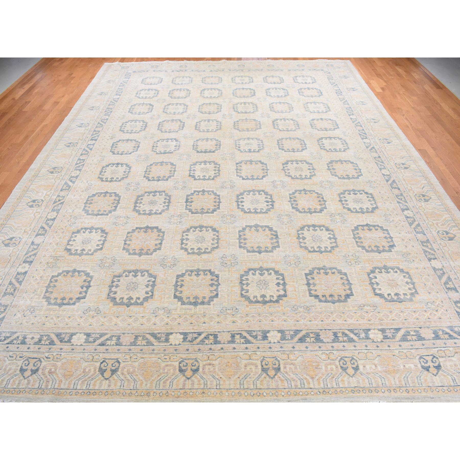 Ivoire pâle, Khotan blanc avec un design géométrique répétitif Gul, noué à la main, pure laine, surdimensionné, tapis d'Orient
Matières premières : Laine
Latex : Pas de poils 
hauteur : 0,25 pouces
Style : Transitionnel
Couleur primaire :