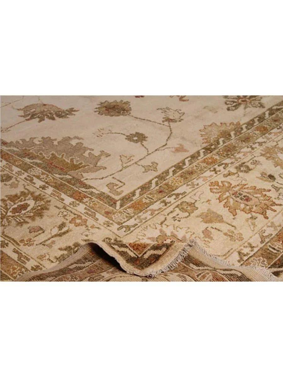 Aggiungi un tocco di eleganza e raffinatezza alla tua casa con la bellezza senza tempo di questo tappeto turco Oushak 13x18. Annodato a mano in Turchia, riflette l'eccezionale abilità artigianale e l'attenzione ai dettagli che solo le tecniche