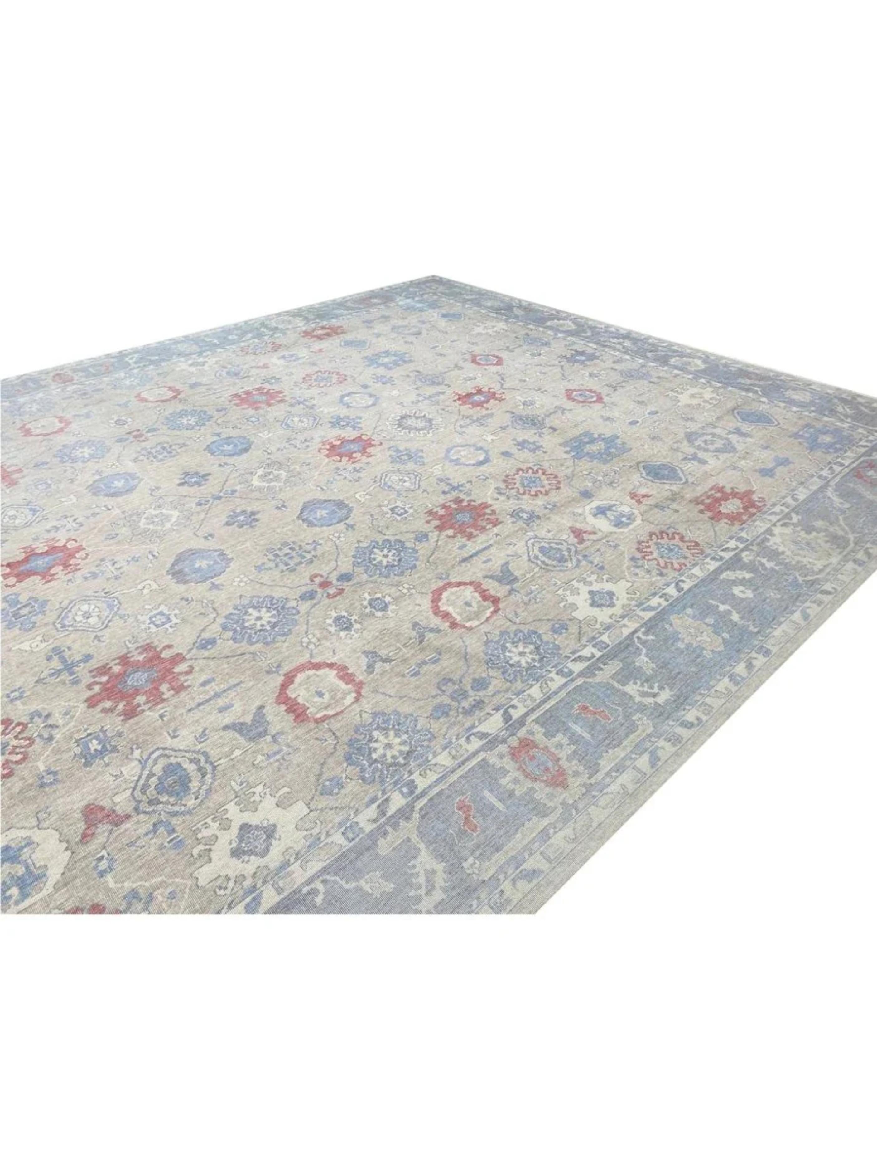 Rehaussez votre intérieur avec la beauté intemporelle du tapis turc Oushak 13x19, un trésor unique qui reflète le riche héritage du tissage turc. Noué à la main à partir de laine de haute qualité, ce tapis exquis présente un gracieux motif floral