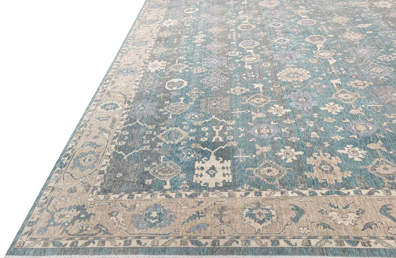 Bringen Sie zeitlose Schönheit in Ihr Zuhause mit diesem exquisiten türkischen Oushak-Teppich im Format 13x19. Dieser Teppich wurde in der Türkei aus hochwertiger Wolle handgeknüpft und weist ein klassisches geometrisches Muster auf, das jedem Raum