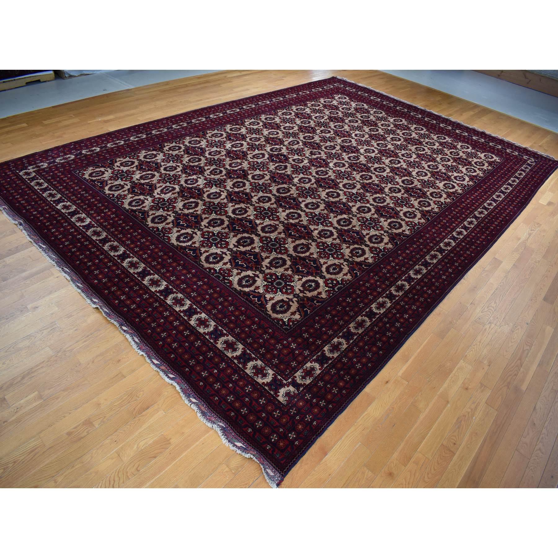 Knochenweiß, Übergröße, afghanischer Khamyab, handgeknüpft, dichteres Gewebe mit glänzender Wolle, Orientteppich
Primäre MATERIALIEN: Wolle
Latex: Kein Flor 
Höhe: 0,25 Zoll
Stil: Traditionell
Grundfarbe: Elfenbein
Sekundäre Farben: Rot, Marineblau,