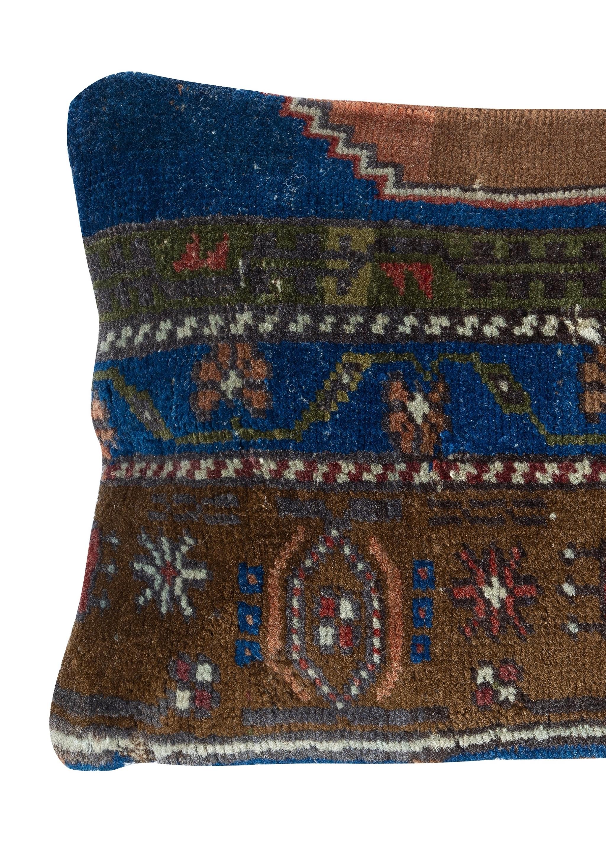 Añade un toque de historia y calidez a tu espacio con esta funda de cojín vintage hecha a mano en lana turca. Elaboradas a partir de auténticas alfombras turcas anudadas a mano, cada pieza es única, con intrincados dibujos y ricos colores que