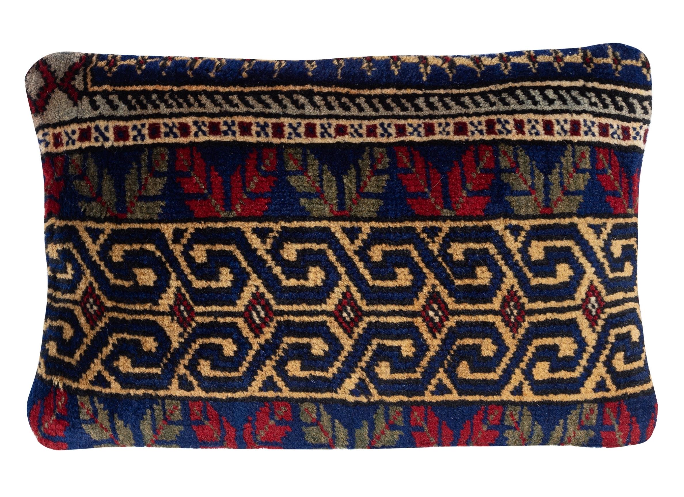 Apportez de l'histoire et de la chaleur dans votre maison avec cet ensemble de housses de coussin pour tapis en laine turque vintage fait à la main. Cette paire de housses de coussin est soigneusement fabriquée à partir d'authentiques tapis turcs