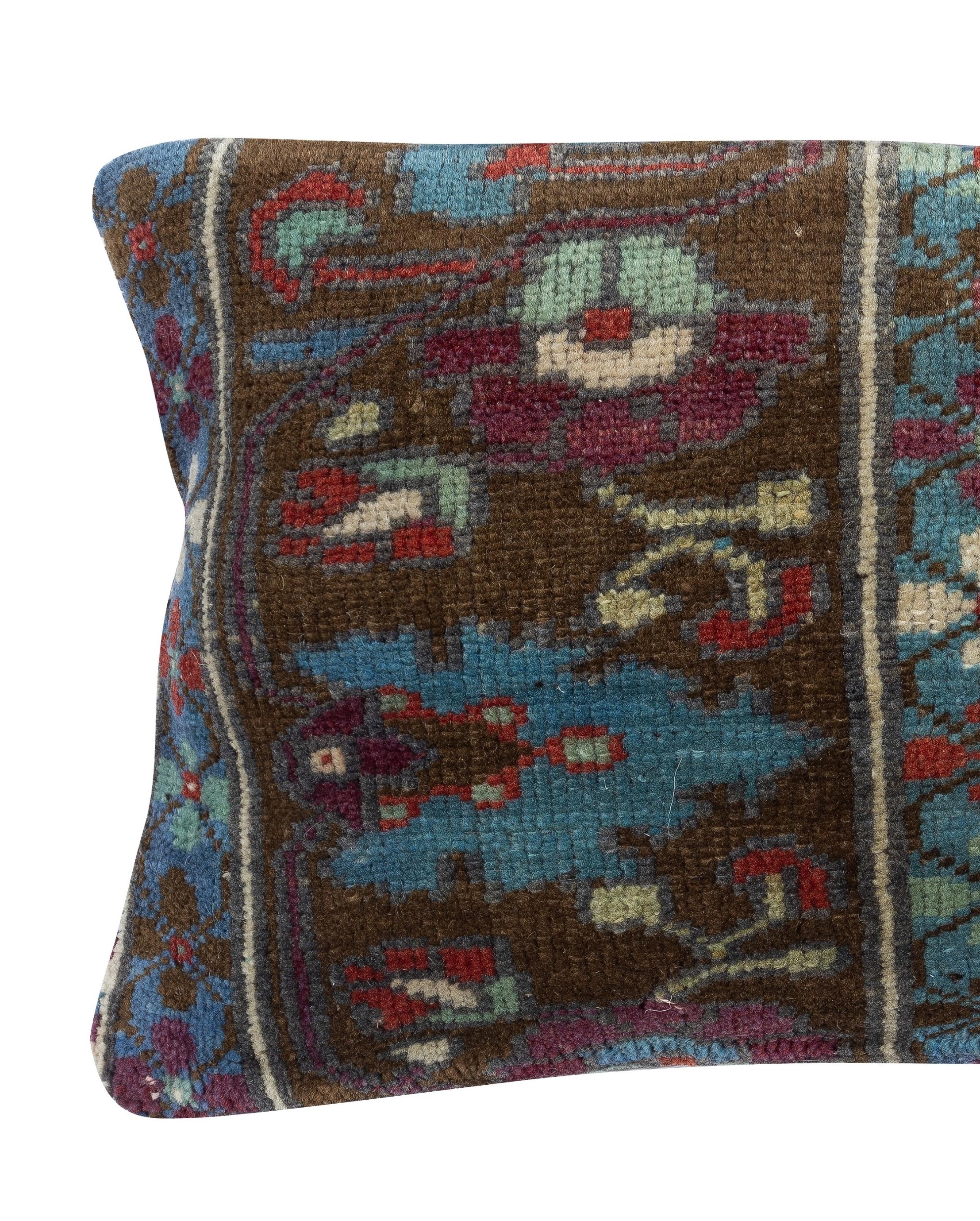 Aggiungi un tocco di storia e calore al tuo spazio con questo copricuscino vintage in lana turca fatto a mano. Realizzati con autentici tappeti turchi annodati a mano, ogni pezzo è unico nel suo genere e presenta motivi intricati e colori ricchi che