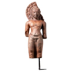 Figurine Tīrthaṅkara en pierre noire naturelle de l'Inde, datant des 14-15e siècles