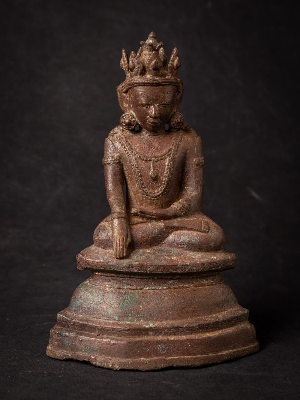 Material : bronze
22,8 cm high
15,5 cm wide and 10 cm deep
Arakan style
Bhumisparsha mudra
14-15th century
Weight: 1,66 kgs
Originating from Burma
Nr: 3814-11