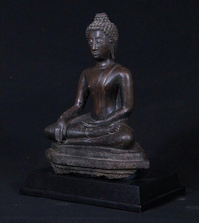 Material: bronze
29 cm high 
The Buddha itself is 26 cm high
Weight: 6.626 kgs
The base is 22.5 x 15 cm
Bhumisparsha mudra
Originating from Thailand
14-15th century
North Thailand
The base would have been removed during a time in Thai history when