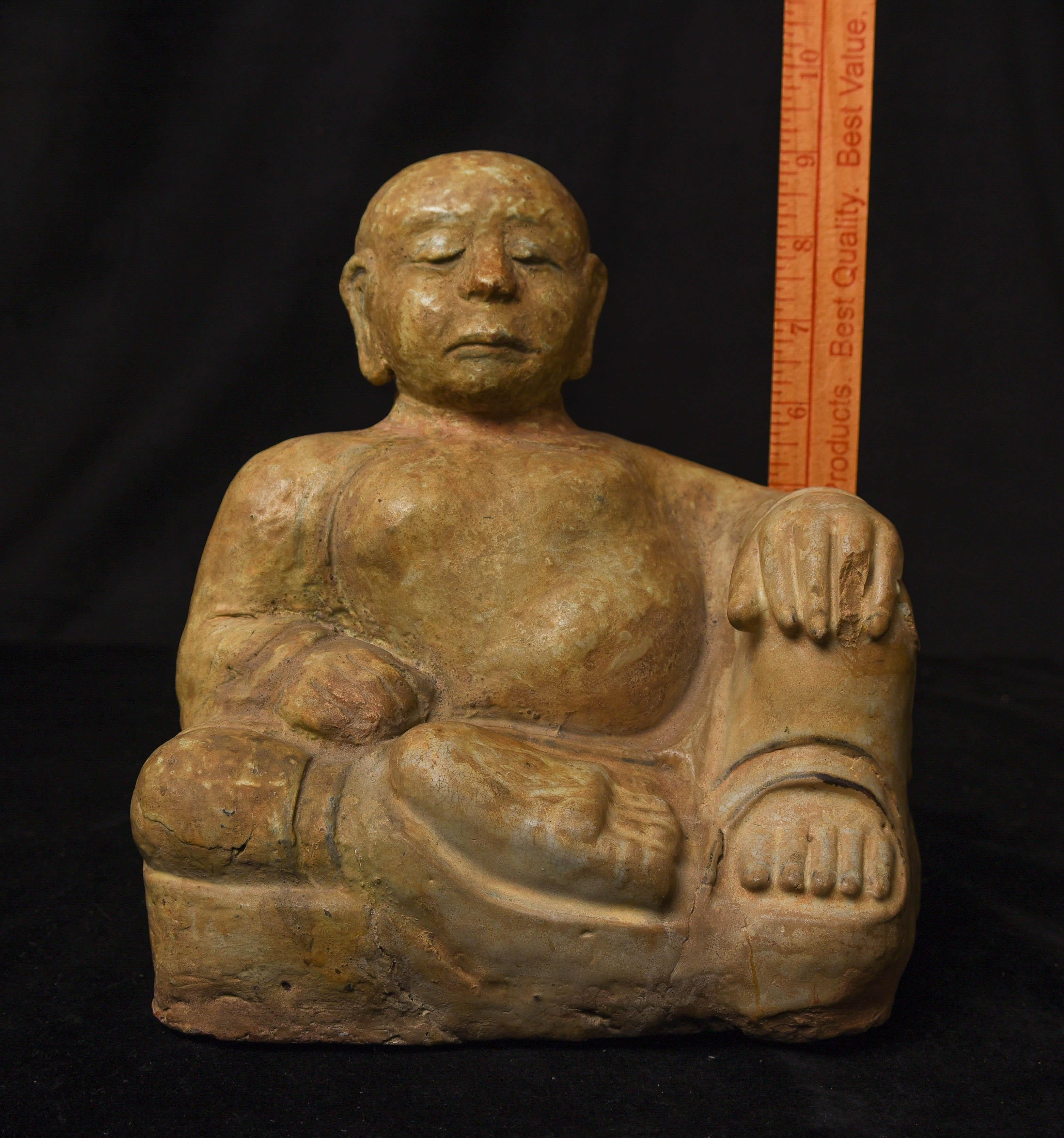 14 /15. Jahrhundert Thailändische Figur. Geformt aus Sawankalok, einer hoch angesehenen thailändischen Keramikart, die ihre Blütezeit vom 13. bis zum 15. Der überwiegende Teil der Produktion bestand aus Vasen, Kochgeschirr, Schüsseln, etc. Es gab