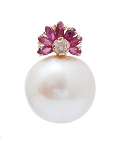 Boucles d'oreilles en or rose 14 carats, ornées de perles de 14,5 mm, de rubis et de diamants.