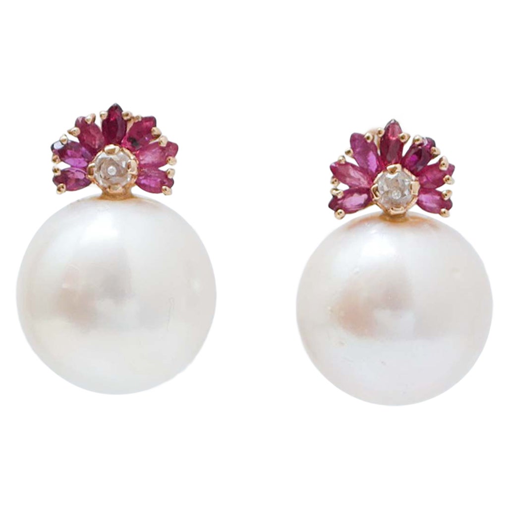 Boucles d'oreilles en or rose 14 carats, ornées de perles de 14,5 mm, de rubis et de diamants.