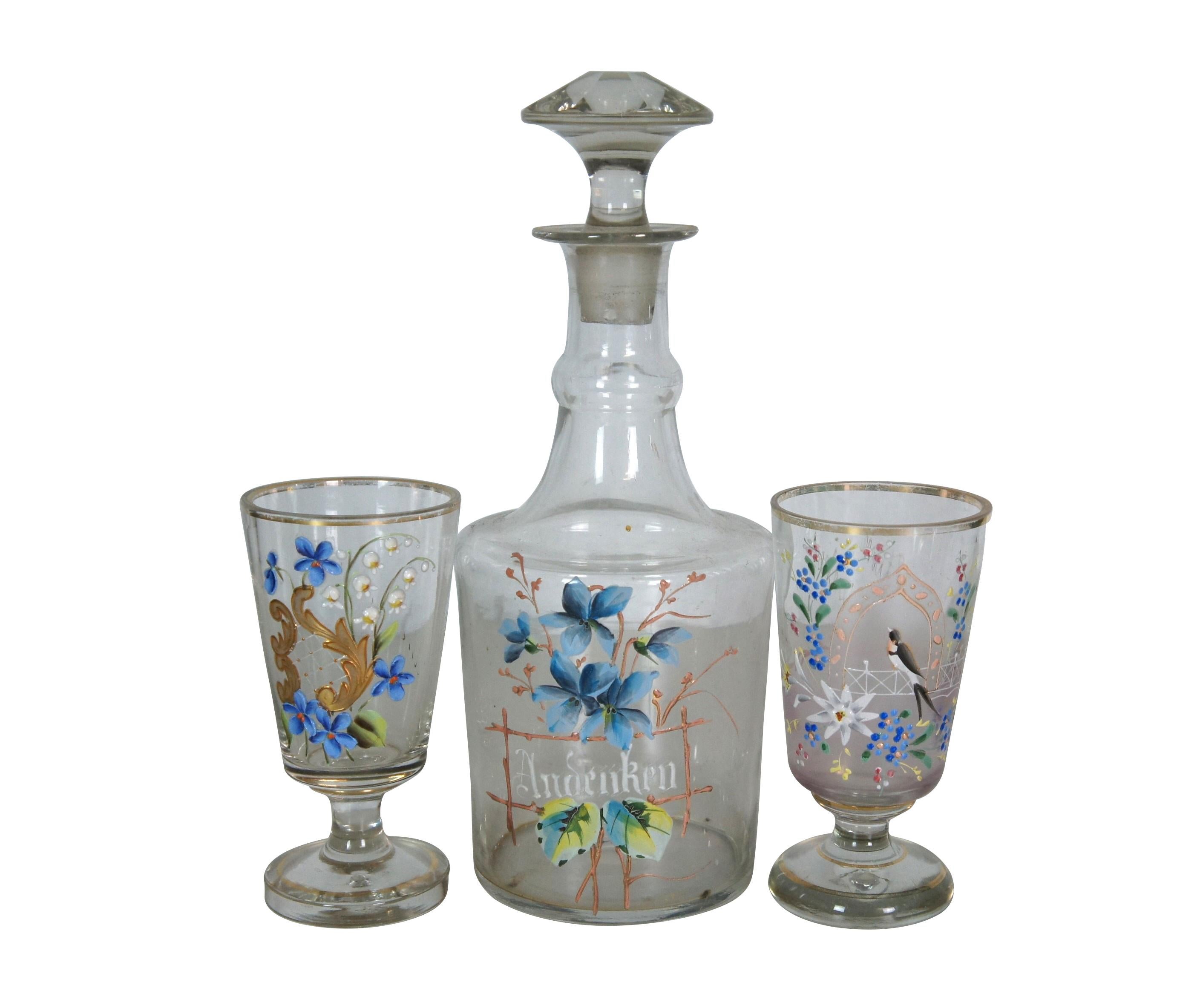 Lote de 14 piezas de cristalería de recuerdo alemana de principios del siglo XX, esmaltadas a mano con diversos y elegantes motivos florales. Incluye un decantador, 7 copas, una tetera y 5 tazas / vasos / chupitos de cordial medianos y
