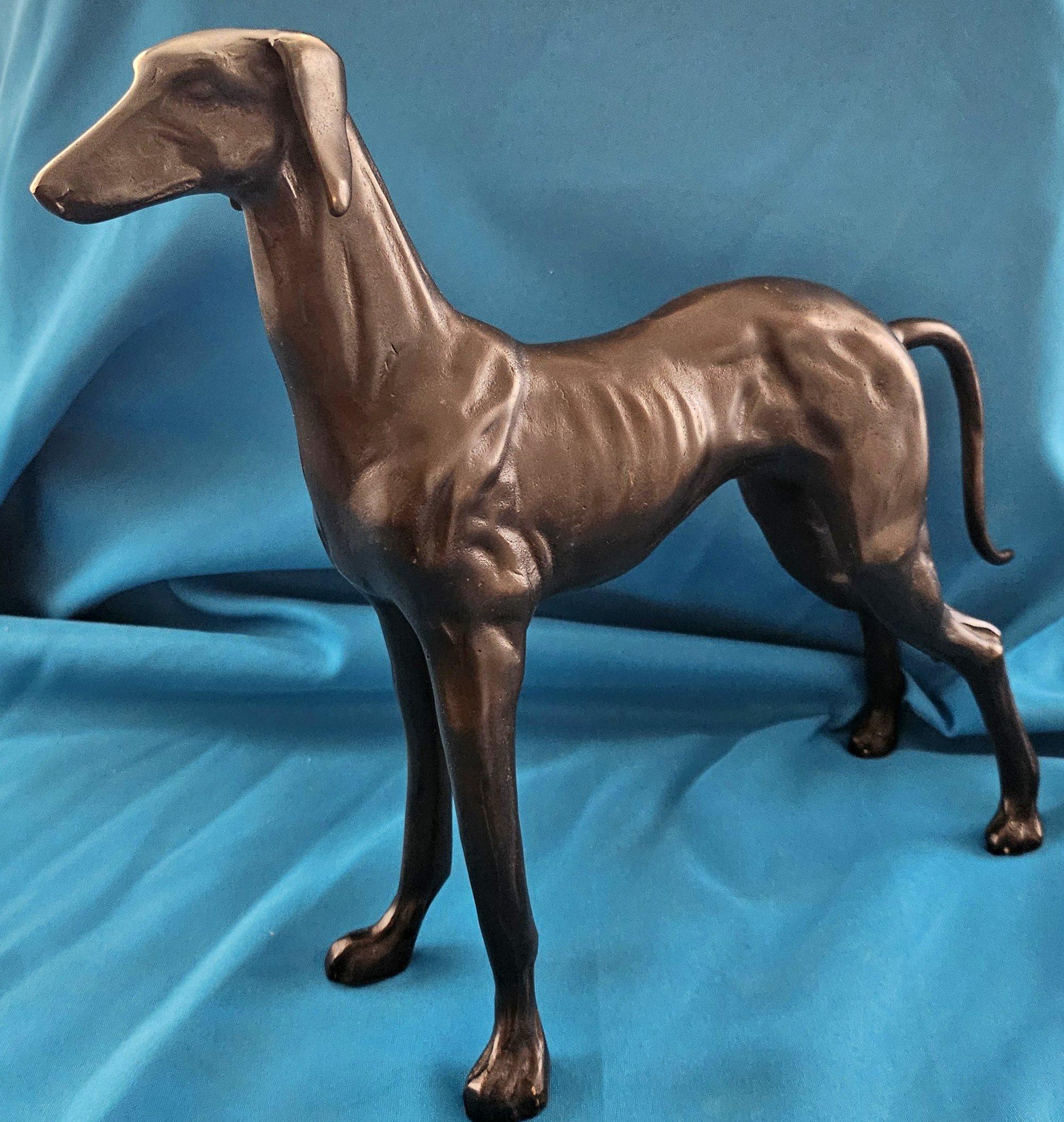 Cane da 14 pollici in ottone, scultura di levriero, Vintage
Questa grande e bella scultura di cane in metallo è insolita per le sue dimensioni e i suoi dettagli.  Anche se ci è stato detto che è di bronzo, non crediamo che sia vero. Riteniamo che si