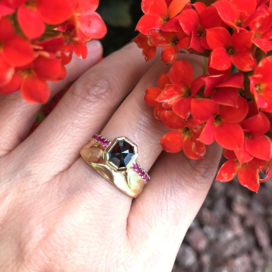 Contemporary 1.4 Carat Black Diamond Ring, 14 Karat Yellow Gold and 0.28 Carat Pink Sapphires For Sale