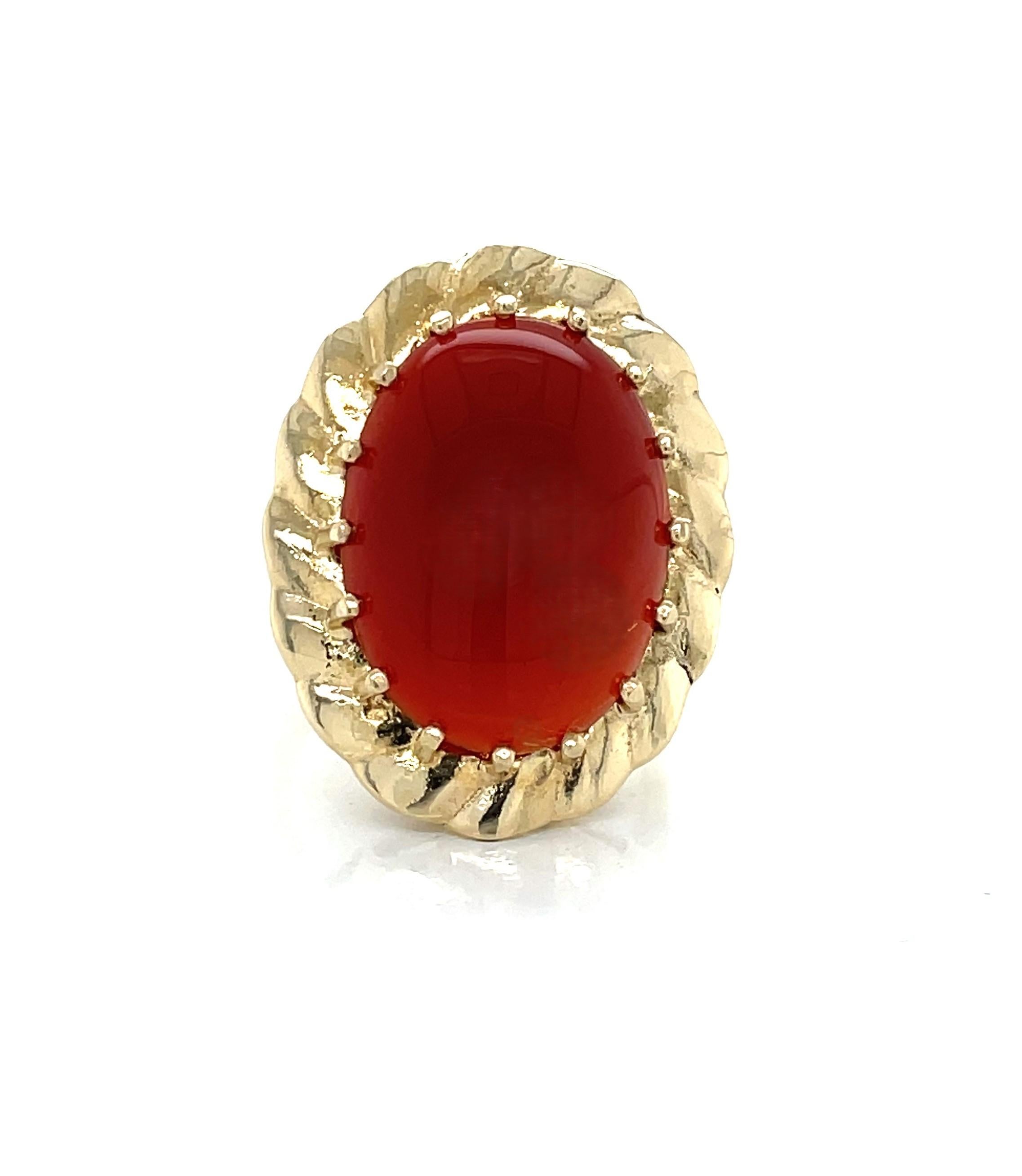 Mit knapp über vierzehn Karat ist dieser beeindruckende Cabochon-Cocktailring aus Karneol ein echter Hingucker. Dieser Cocktailring aus den 1950er Jahren ist aus glänzendem 14-karätigem Gelbgold gefertigt und sitzt hoch in seiner Galerie mit einer