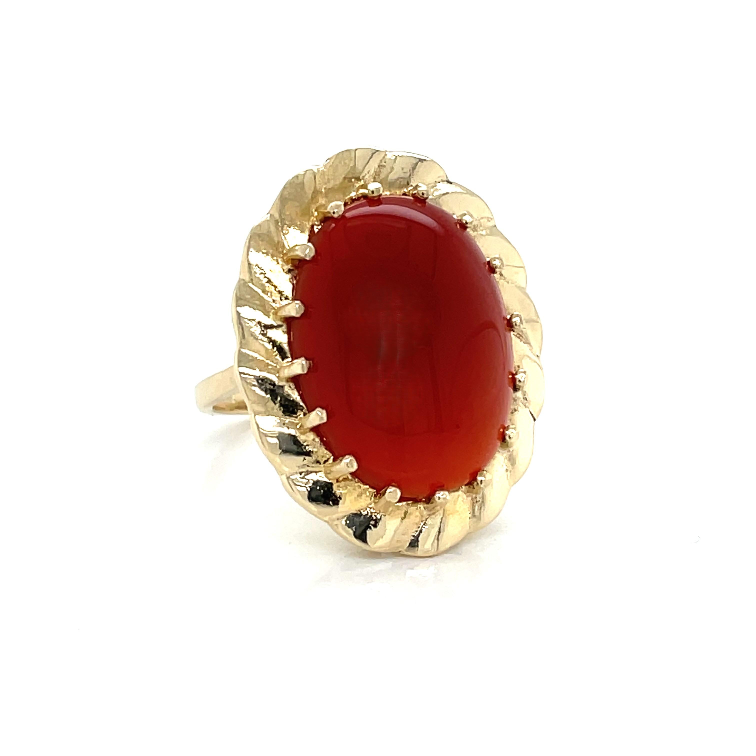 Statement-Cocktailring aus 14 Karat Gelbgold mit 14 Karat Karneol-Cabochon (Ovalschliff)