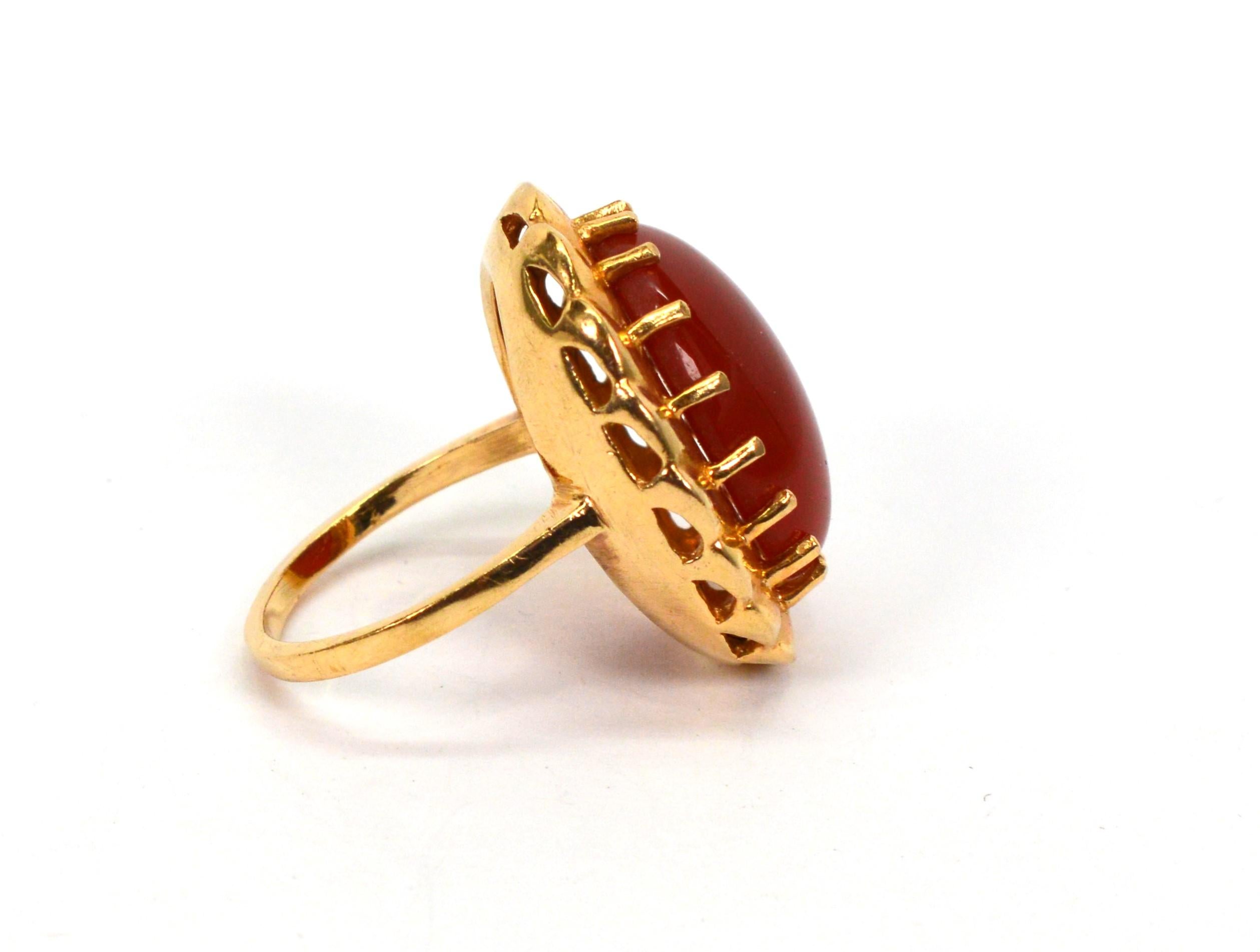 Statement-Cocktailring aus 14 Karat Gelbgold mit 14 Karat Karneol-Cabochon im Zustand „Gut“ in Mount Kisco, NY