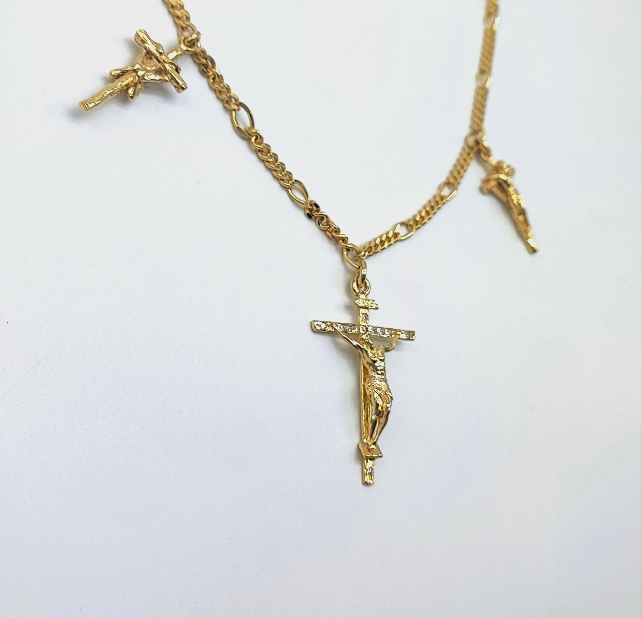 
Large jewel handcrafted by Italian master craftsmen in 14 kt gold and natural diamonds.

The central cross measures 2.3