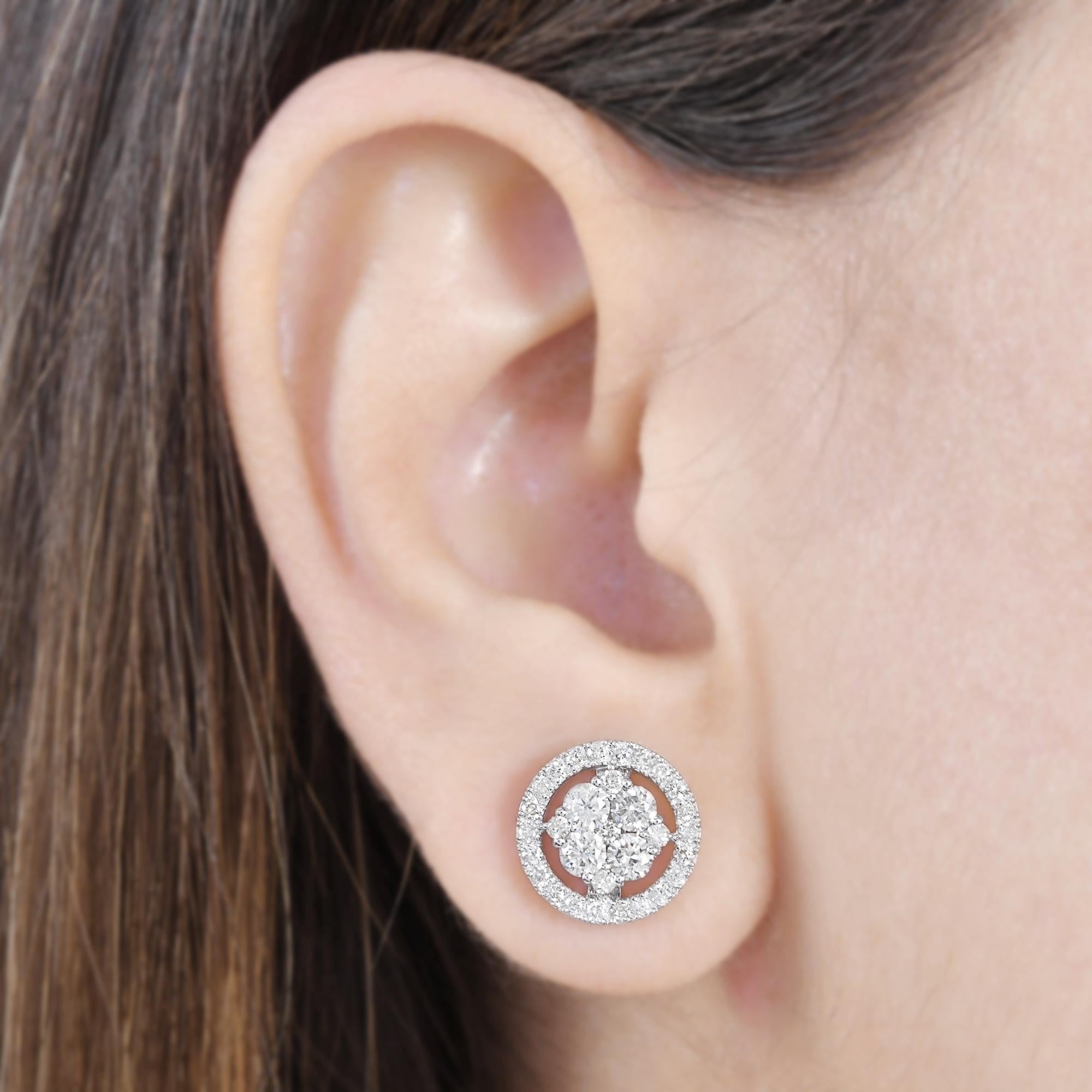 Questi orecchini con diamanti a grappolo da 1,4 carati in oro bianco 14 carati sono caratterizzati da un grappolo di diamanti di taglio rotondo al centro e da un'aureola di diamanti intorno. 
I diamanti sono un simbolo universale di eternità e