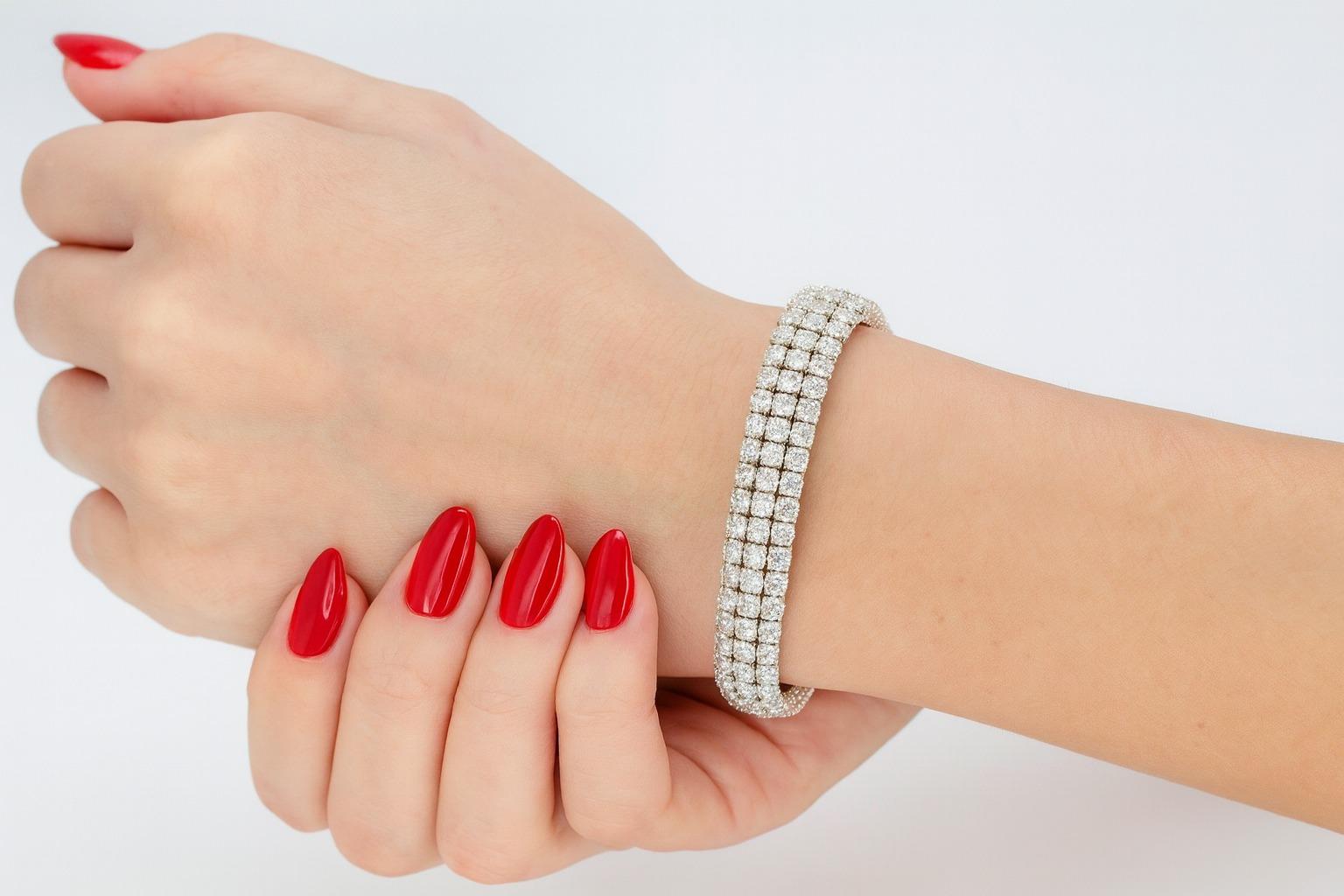 Taglio rotondo Bracciale Tennis a tre file di diamanti da 14 carati in oro bianco 14K in vendita