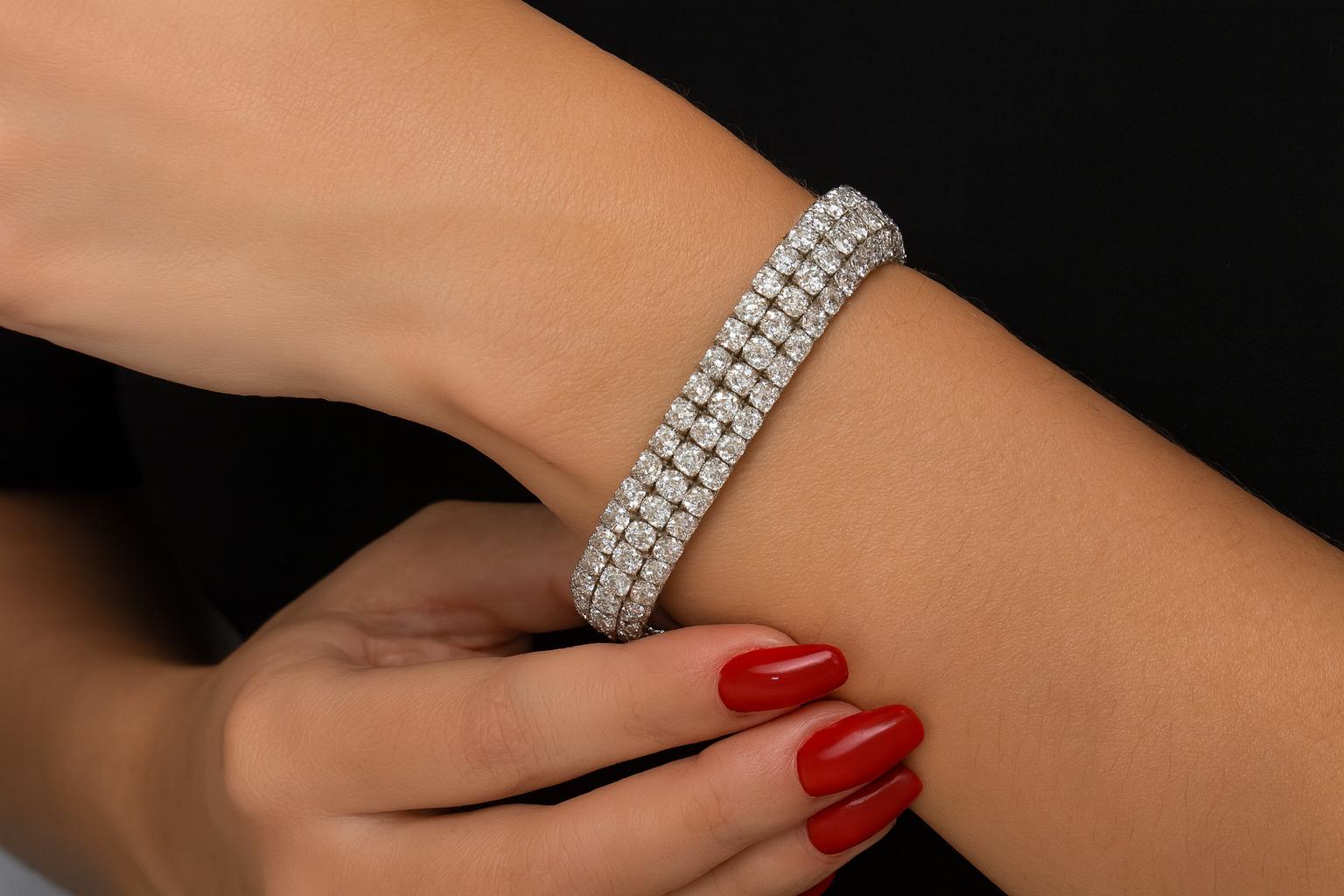 Bracciale Tennis a tre file di diamanti da 14 carati in oro bianco 14K In condizioni ottime in vendita a Chicago, IL