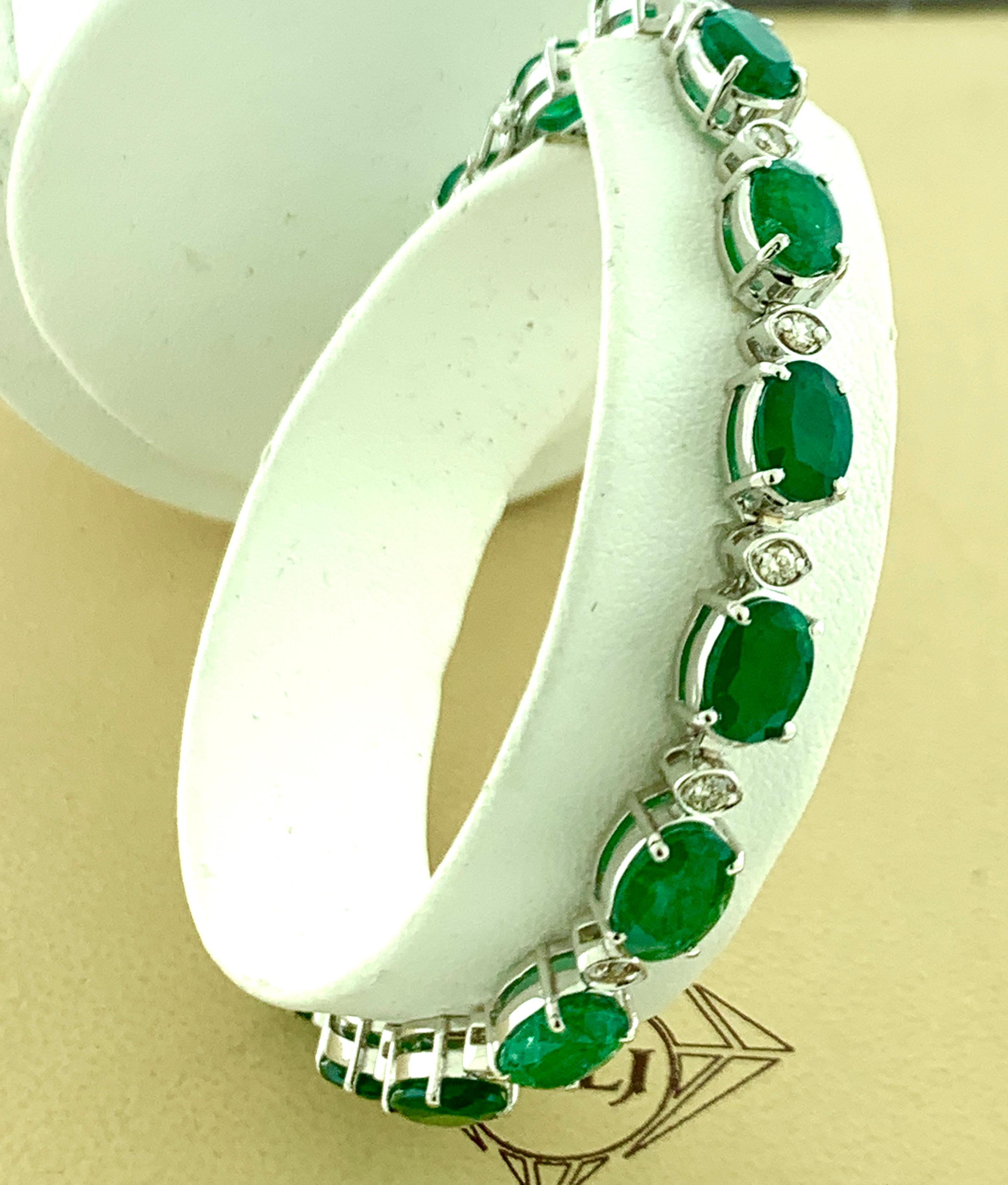 Women's 14 Carat Emerald 0.8 Carat Diamond Tennis Bracelet 18 Karat White Gold For Sale