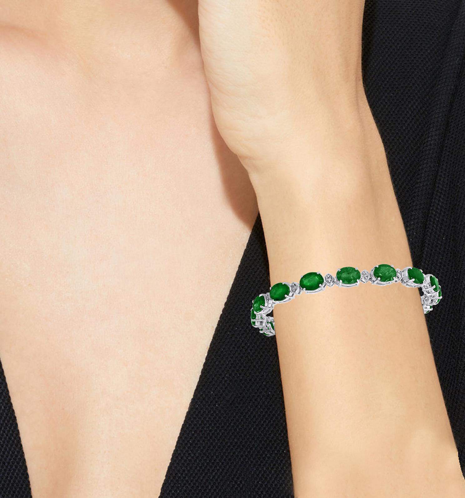 14 Carat Emerald 0.8 Carat Diamond Tennis Bracelet 18 Karat White Gold For Sale 3